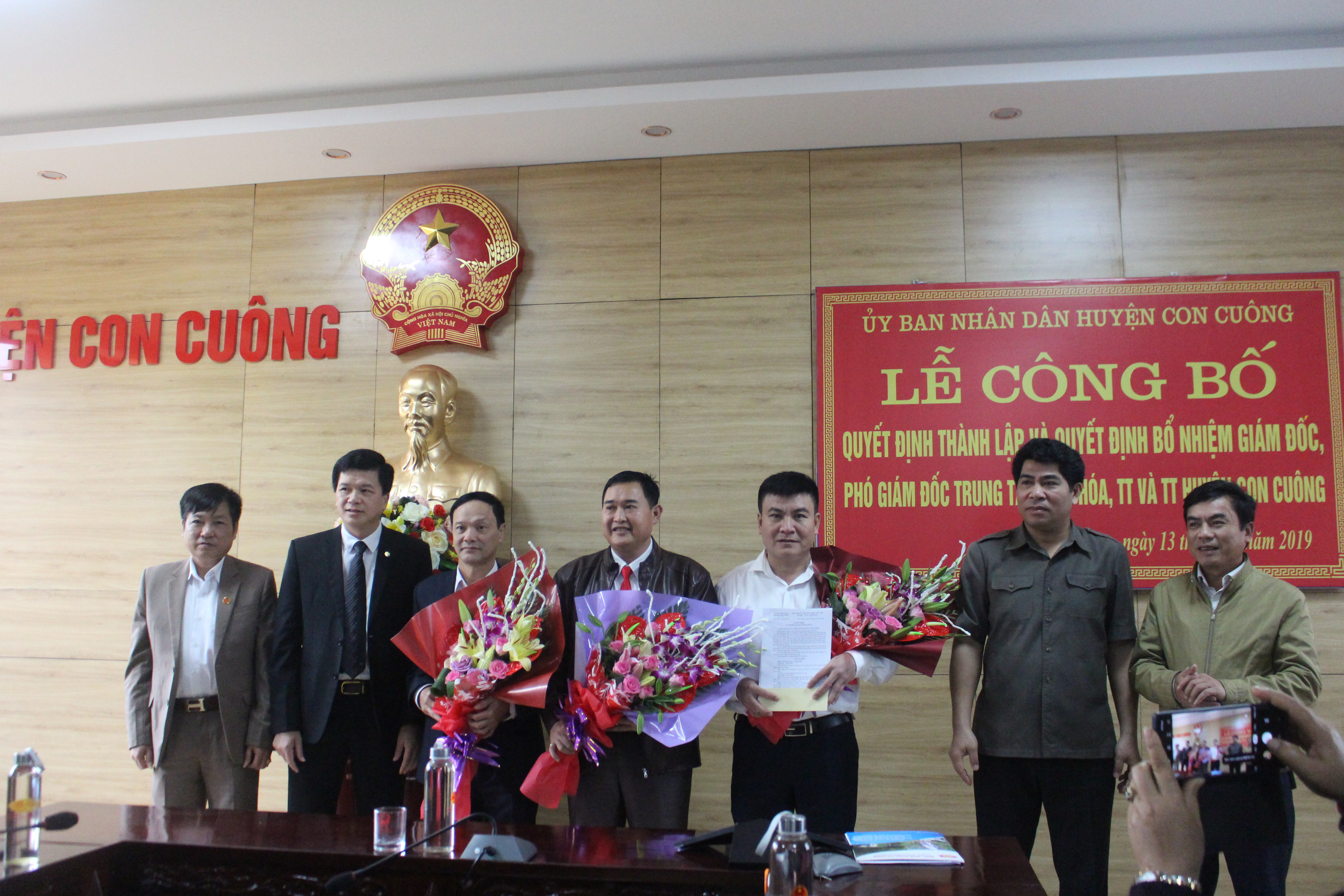 Lãnh đạo huyện trao quyết định bổ nhiệm và tặng hoa chúc mừng ban Giam đốc Trung tâm