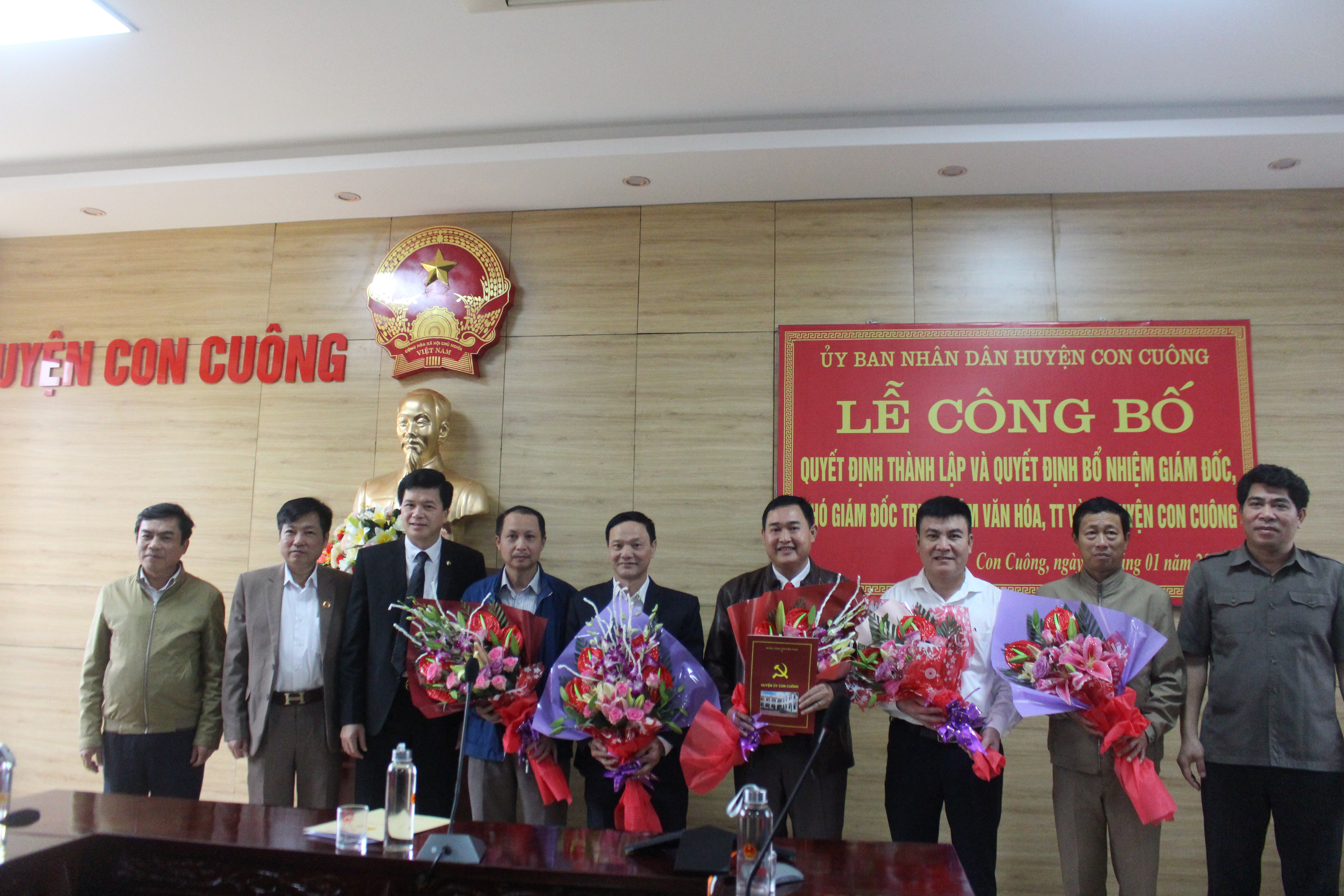  Lãnh đạo huyện Con Cuông trao quyết định thành lập Chi bộ Trung tâm văn hóa thể thao và truyền thông huyện Con Cuông.