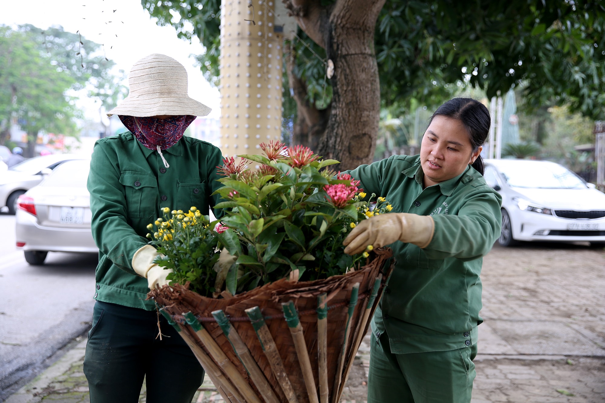 Những công nhân cây xanh đang gấp rút hoàn thiện những chậu hoa cuối cùng để chào đón năm mới. Ảnh: Đức Anh