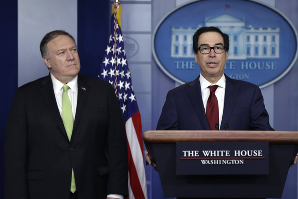 Ngoại trưởng Mỹ Mike Pompeo (trái) và Bộ trưởng Tài chính Steven Mnuchin trong họp báo ở Washington DC công bố biện pháp trừng phạt Iran. Ảnh: AP