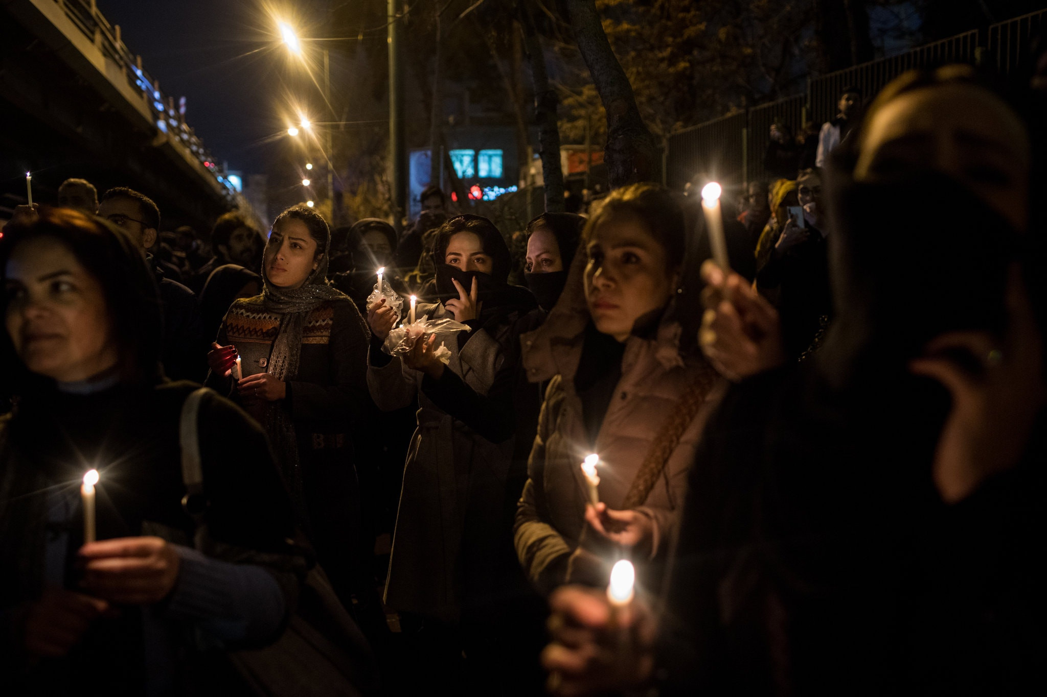 Một buổi cầu nguyện của người dân Tehran cho các nạn nhân của vụ rơi máy bay. Ảnh: NYT