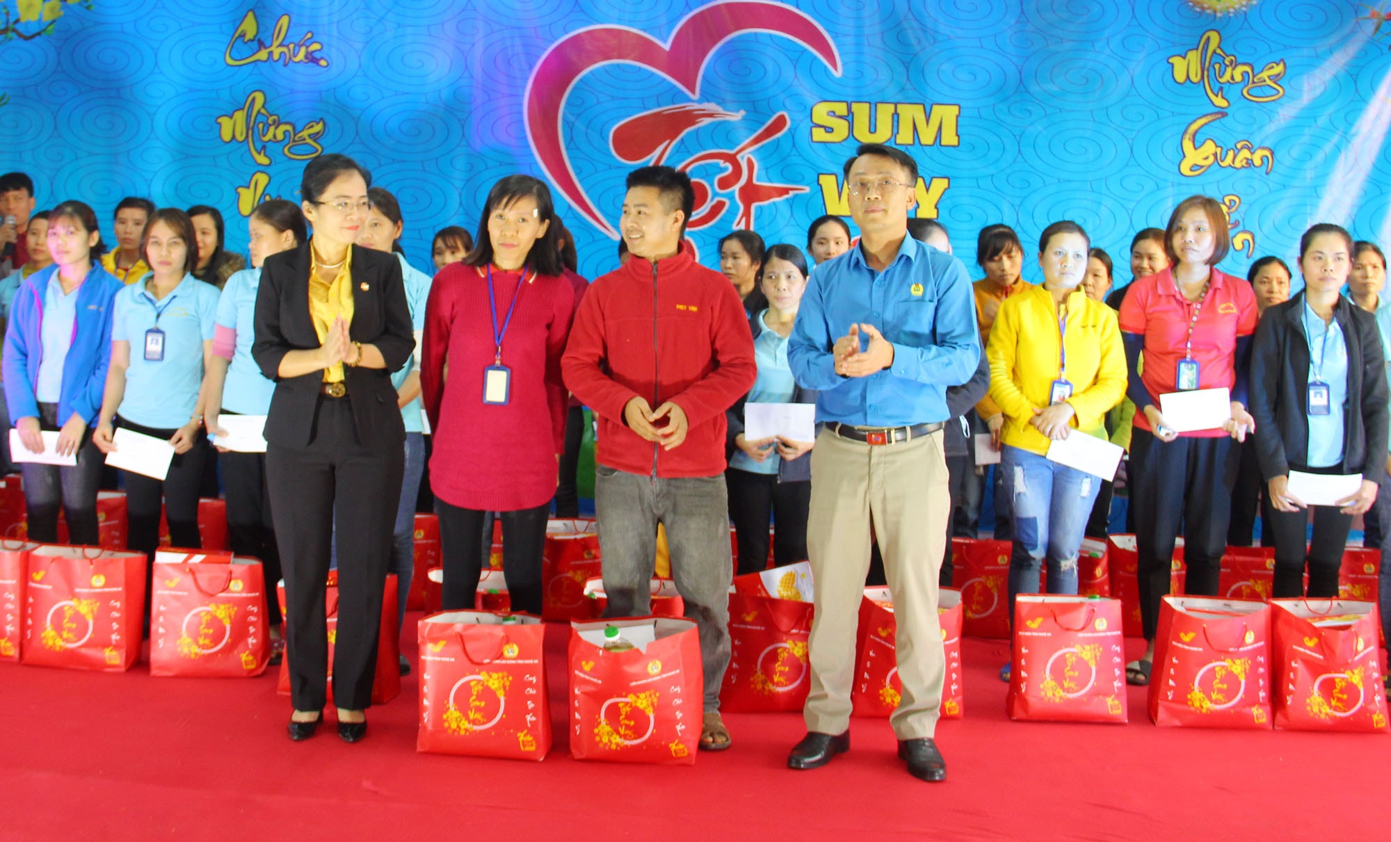 Hơn 200 công nhân được nhận quà trực tiếp tại chương trình. Ảnh: Thanh Quỳnh