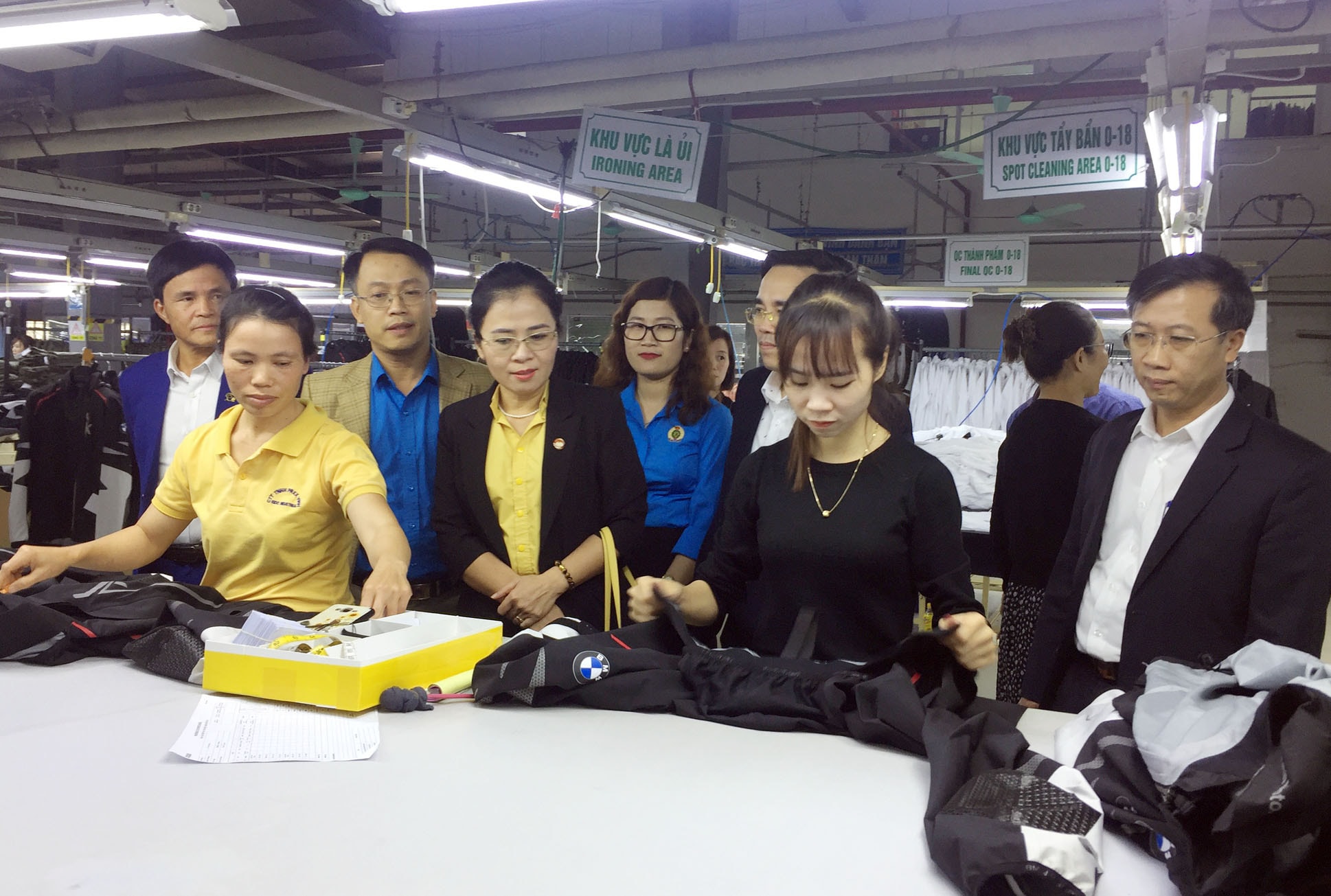 Chiều 13/1, đồng chí Võ Thị Minh Sinh - Ủy viên Ban Thường vụ Tỉnh ủy, Chủ tịch Ủy ban Mặt trận Tổ quốc Việt Nam tỉnh Nghệ An dẫn đầu đoàn công tác của Tổng Liên đoàn Lao động tỉnh, Ủy ban MTTQ tỉnh Nghệ An đến thăm, chúc tết công nhân tại Đô Lương. 
