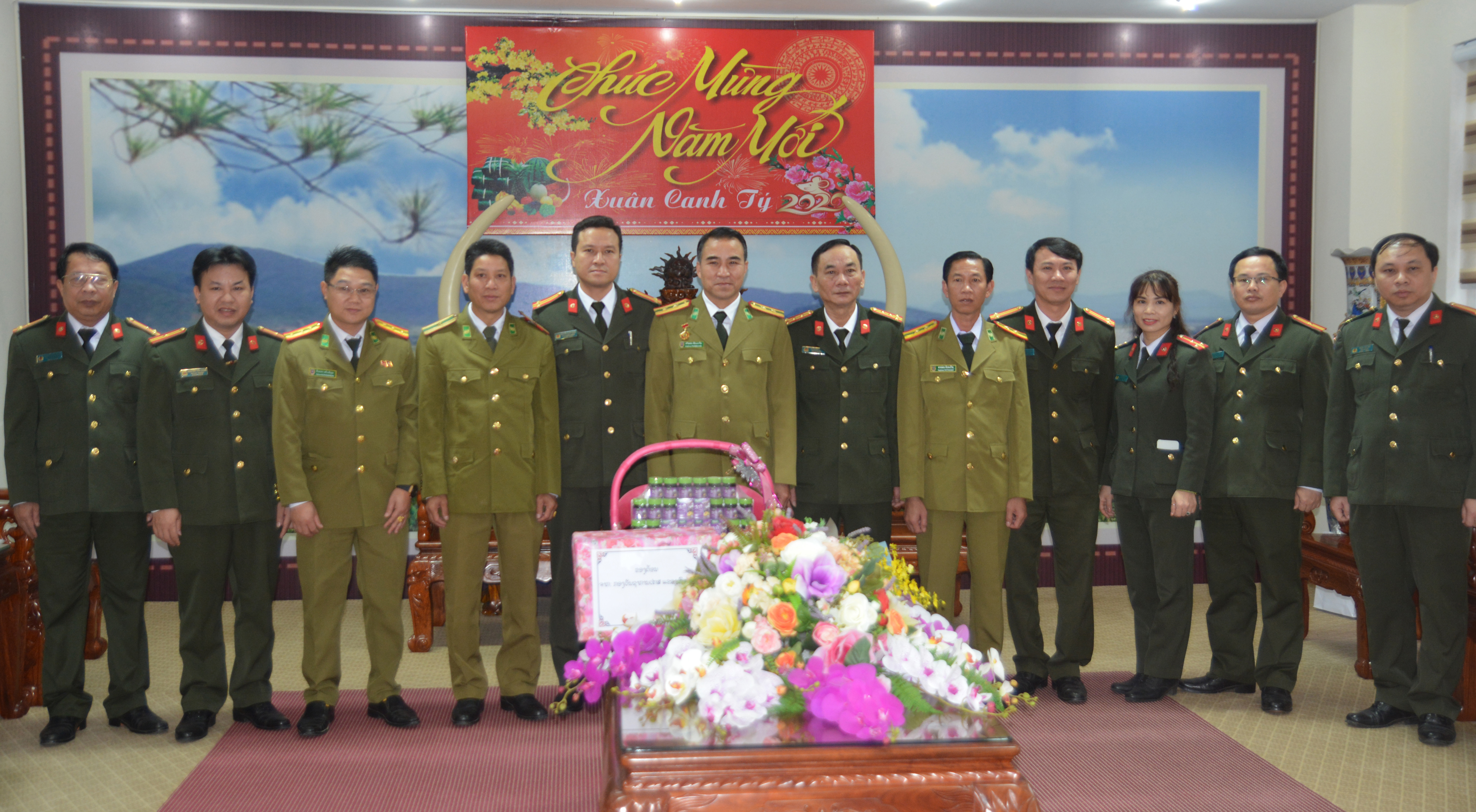 Thượng tá Ăm Phon Phăn Mạ Chăn, Phó Giám đốc Công An tỉnh Hủa Phăn đại diện đoàn công tác tặng quà và chúc Tết Công an tỉnh Nghệ An