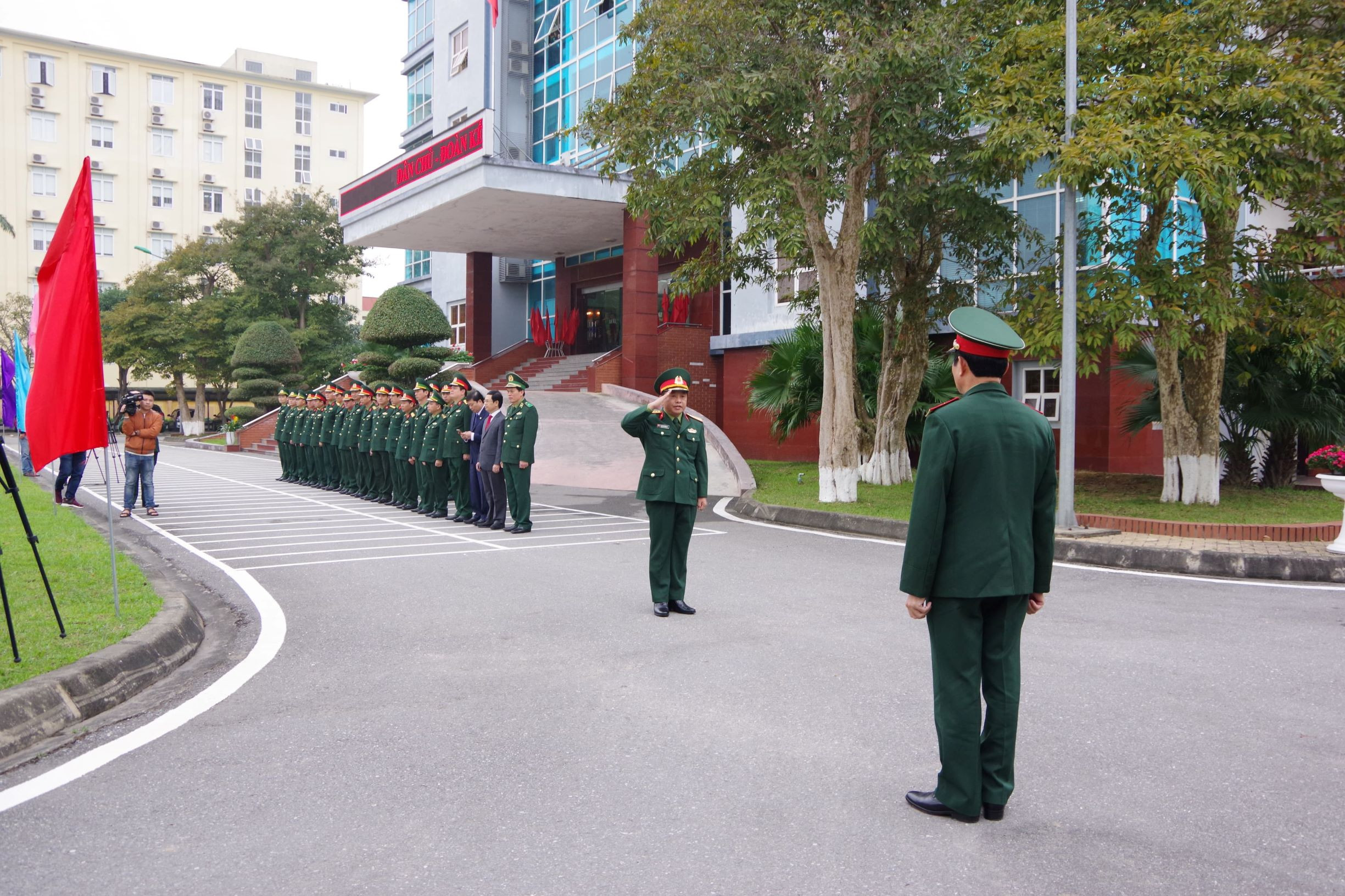 Trung tướng Nguyễn Tân Cương thăm Bộ Chỉ huy Quân sự tỉnh.