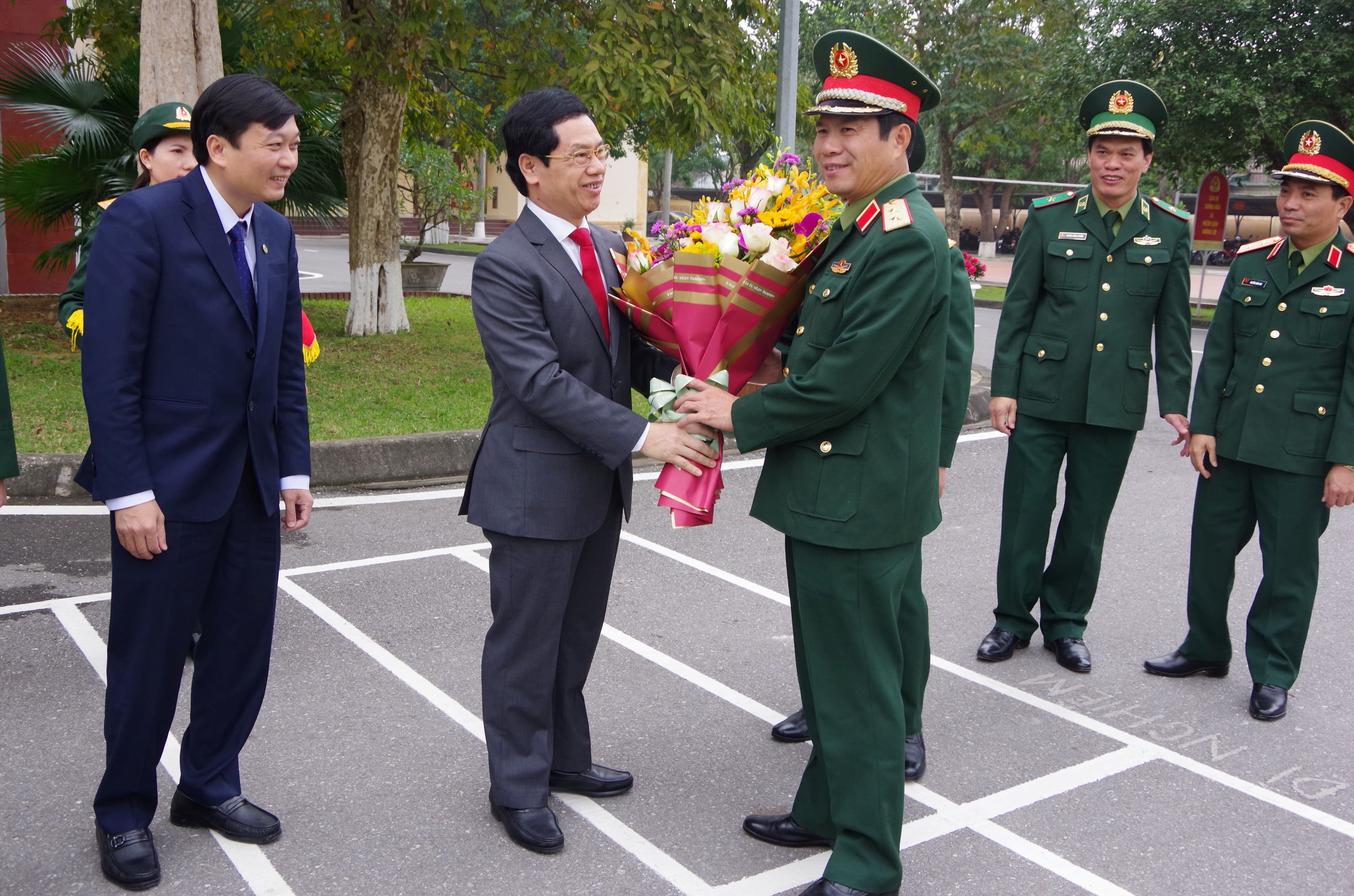 Lãnh đạo tỉnh tặng hoa chúc mừng tân Thứ trưởng Bộ Quốc phòng.