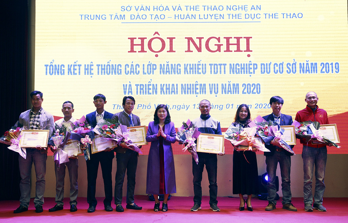 Cũng tại Hội nghị, Sở Văn hóa – Thể thao Nghệ An đã khen thưởng một số đơn vị, cá nhân có nhiều đóng góp trong công tác phát triển các lớp nghiệp dư cơ sở năm vừa qua. Ảnh: TK