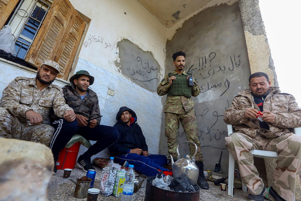 Lực lượng GNA tranh thủ thời gian ngừng bắn để nghỉ ngơi ở phía Nam thủ đô Tripoli. Ảnh: AFP