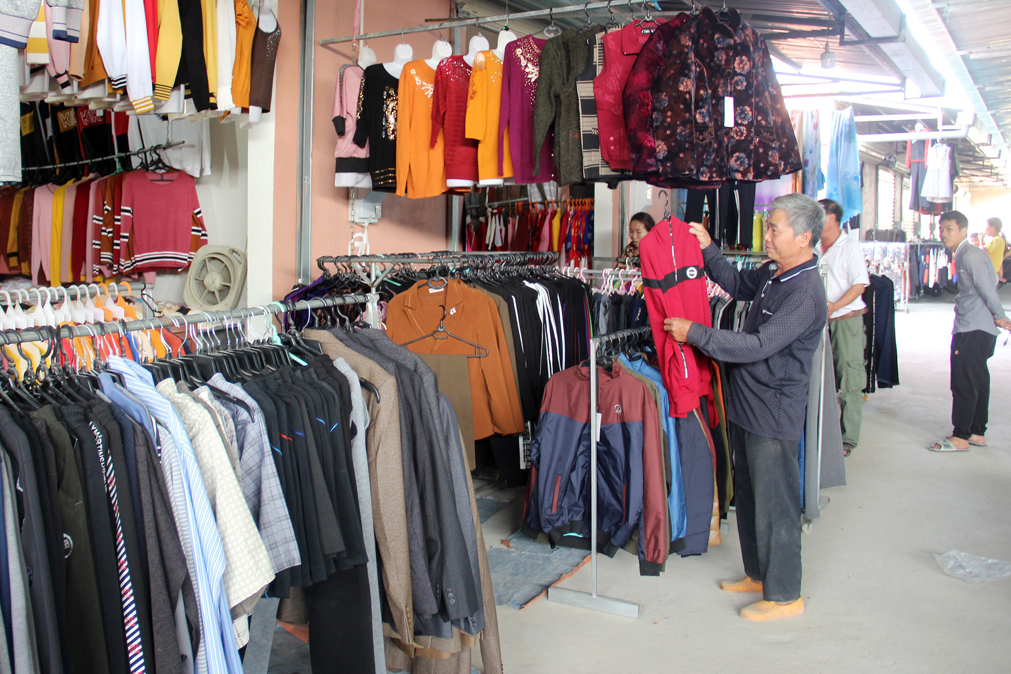 Khu vực bán quần áo tại chợ Diễn Ngọc. Ảnh: V.T