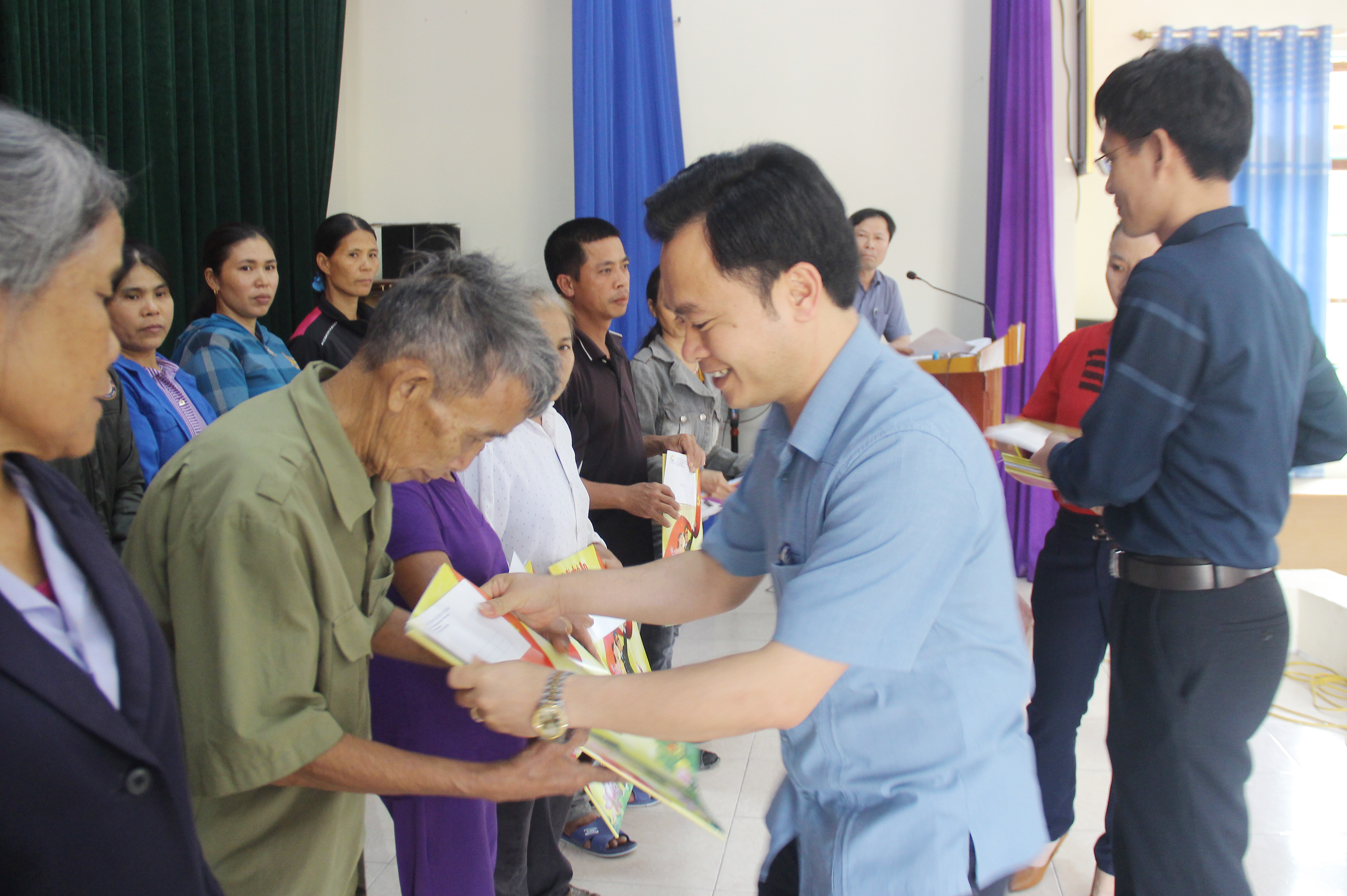 Đồng chí Nguyễn Văn Chiến - Phó Chủ tịch UBND huyện Thanh Chương trao quà tết cho hộ nghèo, hô có hoàn cảnh đặc biệt khó khăn. Ảnh: Mai Hoa