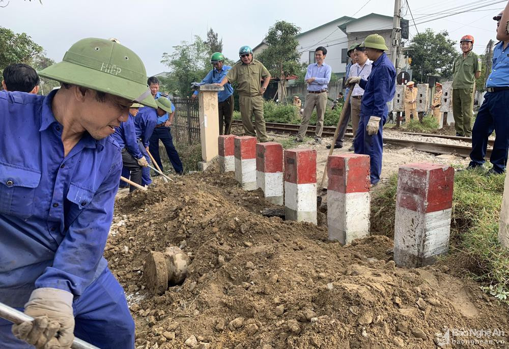 Thi công ngăn đường ngang cắt đường sắt tại đoạn qua Nghi Lộc. Ảnh: Nguyễn Hải