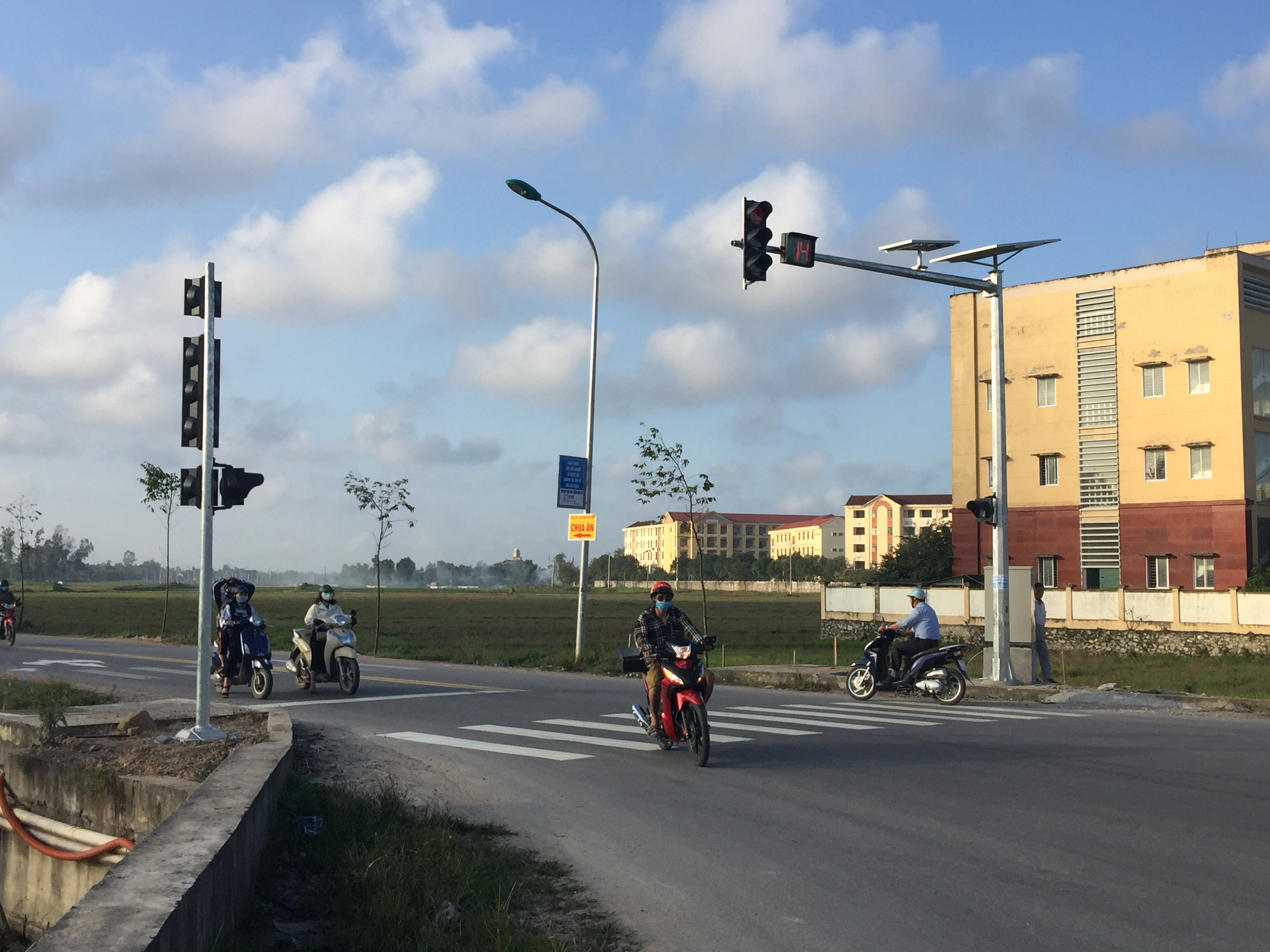Nút giao thông giữa đường 35m Nghi Ân- Hưng Hòa với đường Vinh - Cửa Hội mới được lắp tín hiệu giao thông trước tết Nguyên đán. Ảnh: Nguyễn Hải