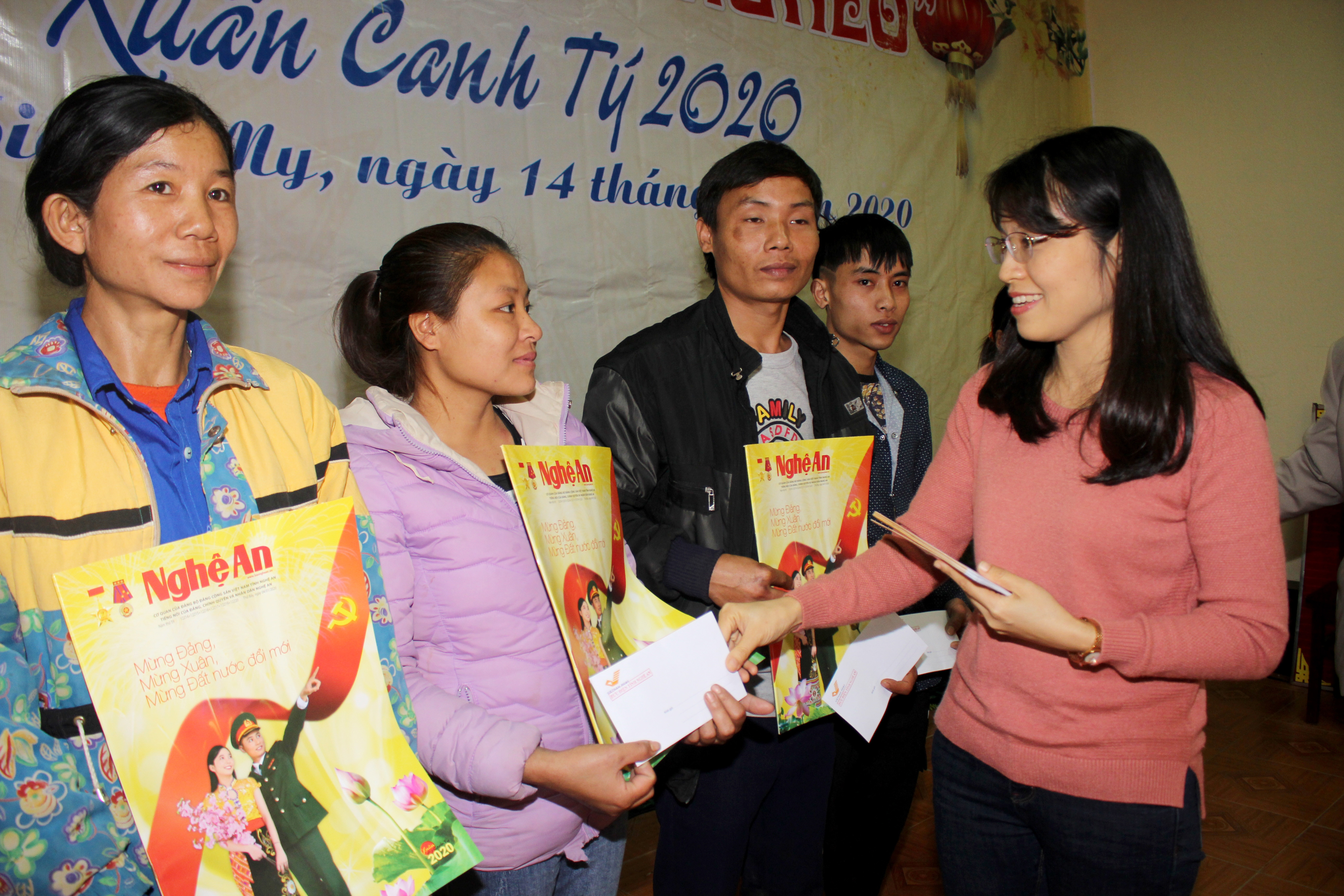 Bà Bùi Thị Minh -Giám đốc Bưu điện tỉnh Nghệ An tặng quà tết cho hộ nghèo ở xã Xiêng My. Ảnh: P.B