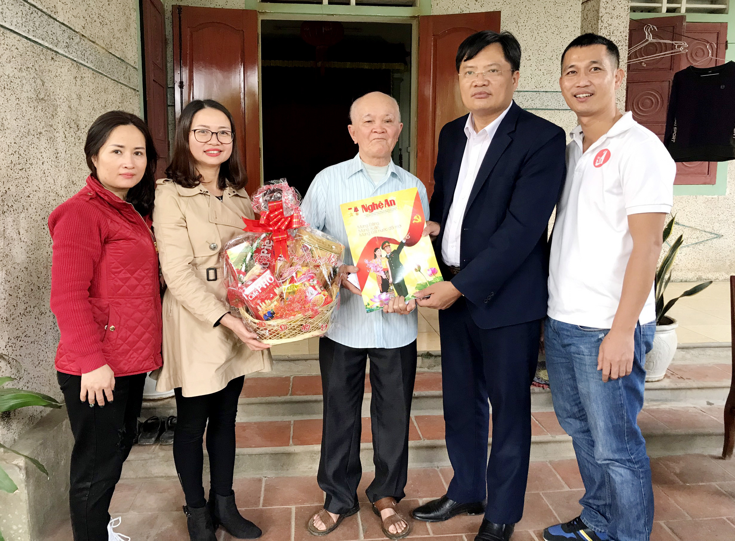 Đoàn cán bộ Báo Nghệ An tặng quà cho ông Thái Ngô Dương, nguyên TBT Báo Nghệ An. Ảnh: P.B
