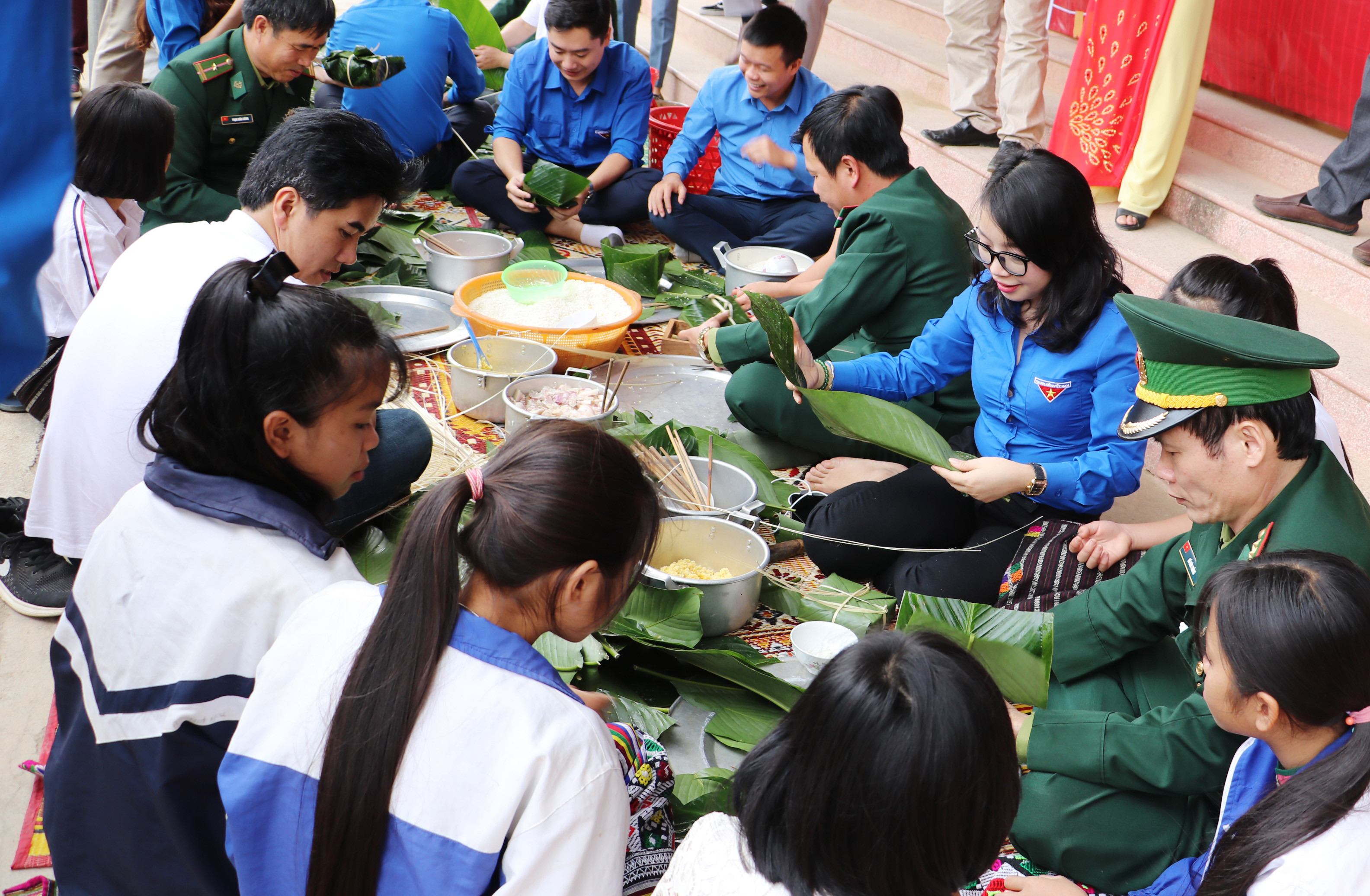 Đoàn đã tổ chức nhiều hoạt động ý nghĩa mang đến cho bà con, học sinh vùng biên giới một mùa xuân ấm áp nghĩa tình. Ảnh: Phương Thúy