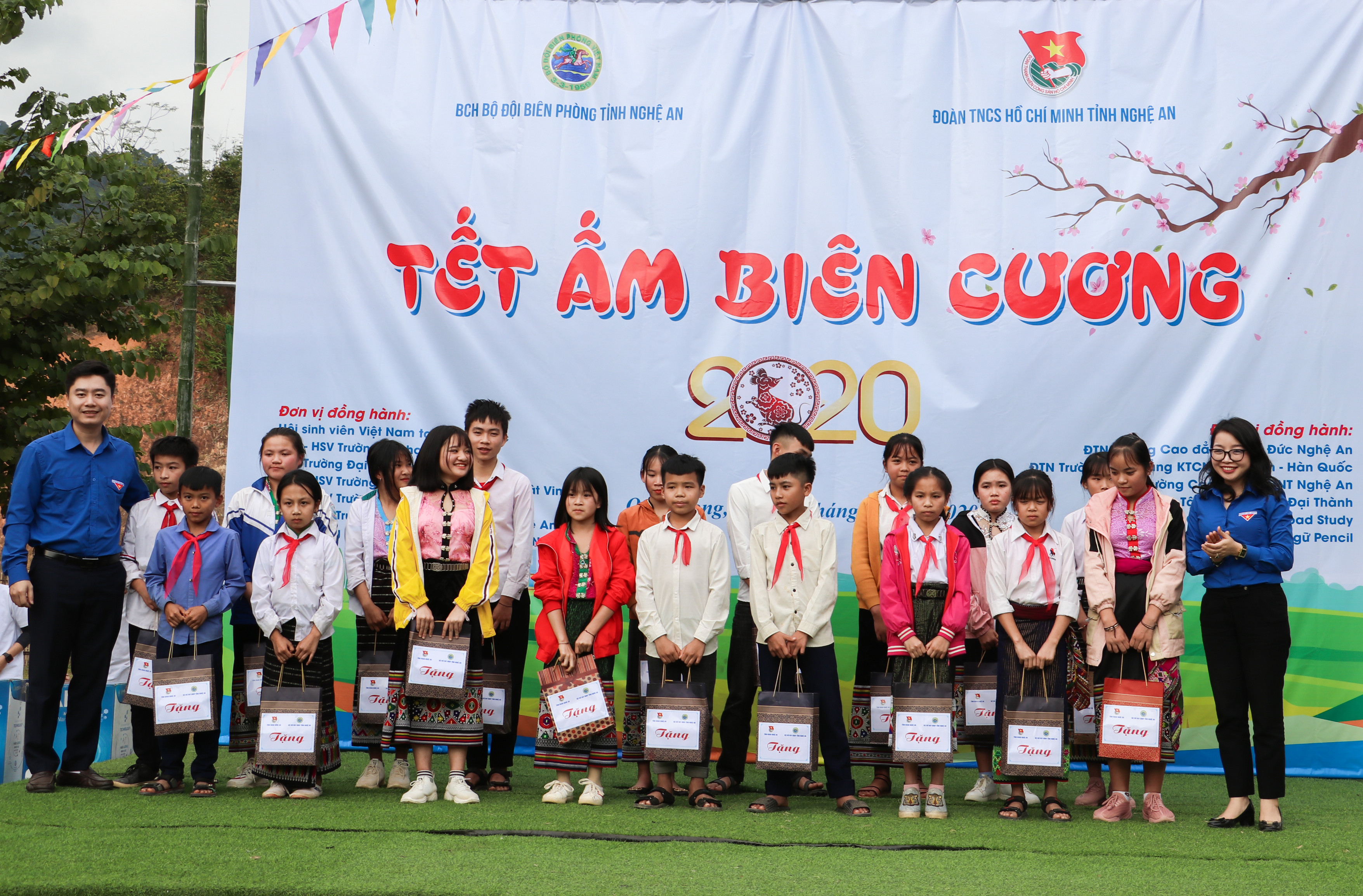 Đoàn đã tặng cho học sinh tại trường PTDTBT - THCS Thông Thụ, huyện Quế Phong. Ảnh: Phương Thúy