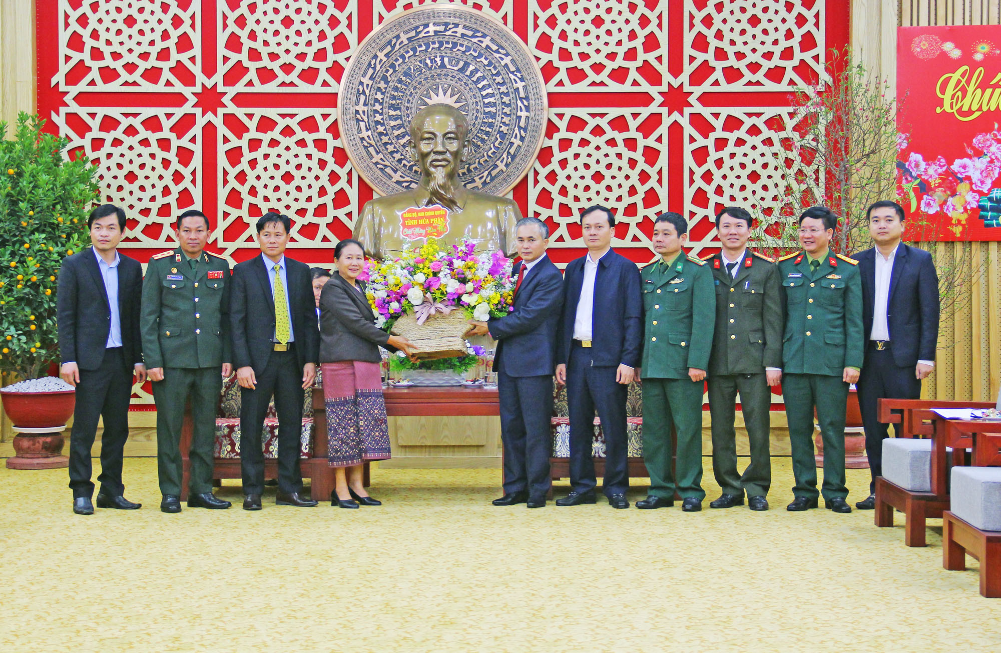 Đoàn công tác tỉnh Hủa Phăn trao tặng lẵng hoa chúc tết tỉnh Nghệ An. Ảnh: Thanh Quỳnh
