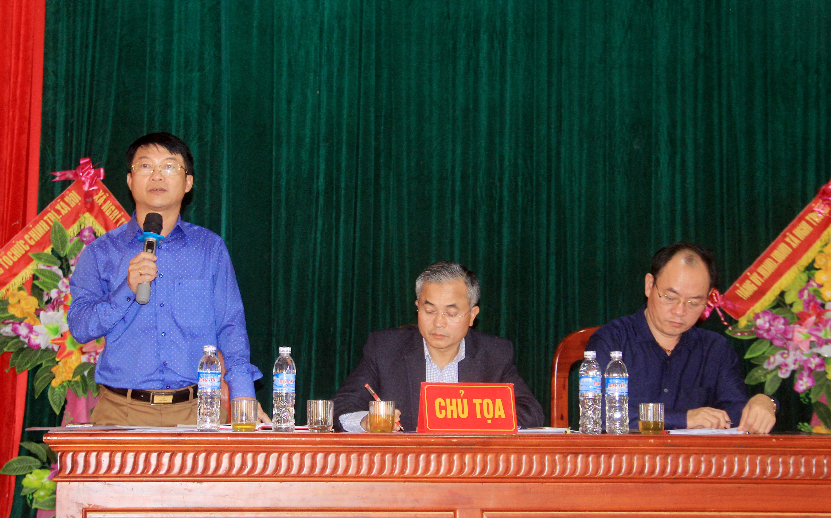 Ông Nguyễn Tiến Dũng - Chủ tịch UBND huyện Nghi Lộc trả lời ý kiến người dân. Ảnh: P.B