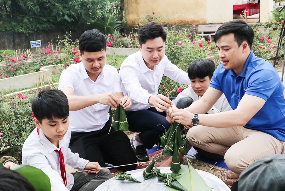 Ngày hội gói bánh chưng xanh thu hút đông đảo các em học sinh tham gia và hưởng ứng. Ảnh: Phương Thúy