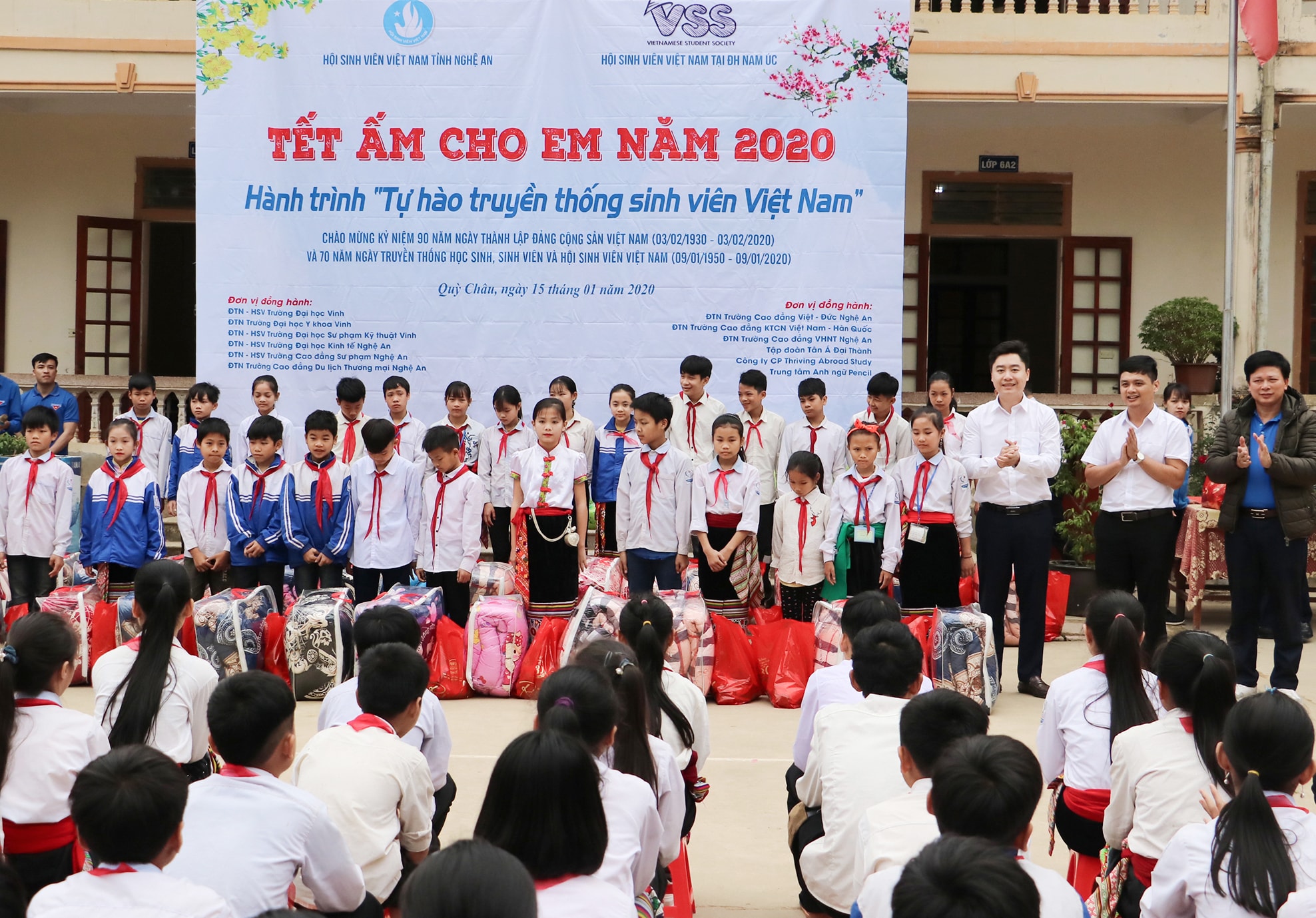Đoàn tặng quà cho học sinh tại Trường PTDTBT - THCS Châu Phong, huyện Quỳ Châu. Ảnh: Phương Thúy