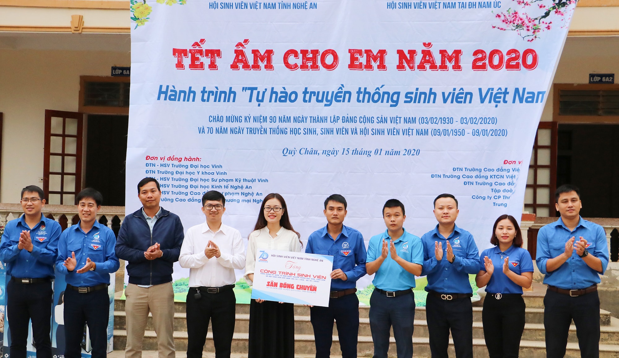 Hội sinh viên Việt Nam tỉnh Nghệ An tặng 1 điểm vui chơi cho thanh thiếu nhi tại xã Diên Lãm, huyện Quỳ Châu. Ảnh: Phương Thúy