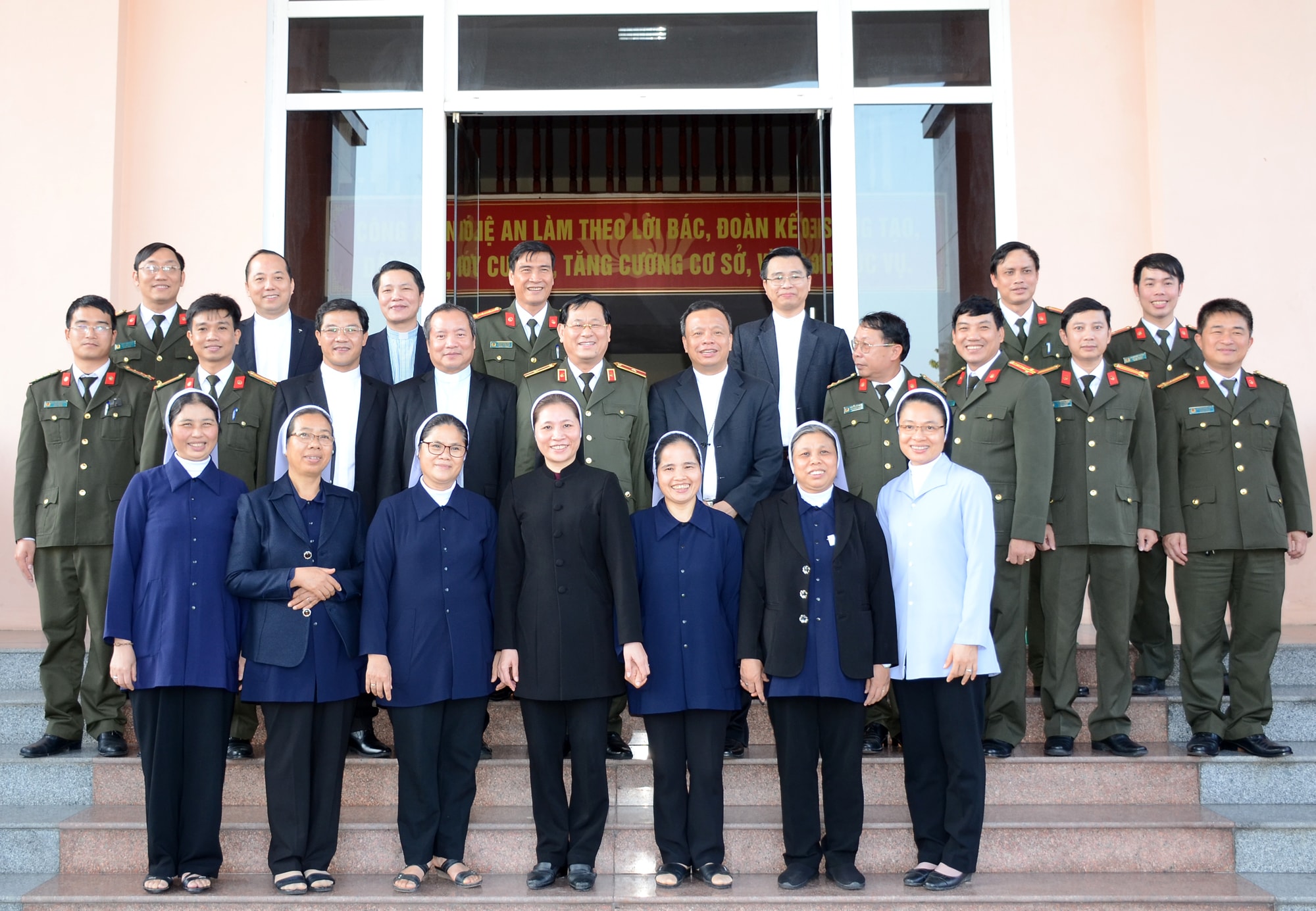 Chúc mừng năm mới và chụp ảnh lưu niệm cùng Ban giám đốc, cán bộ Công an tỉnh Nghệ An. Ảnh: Thành Chung