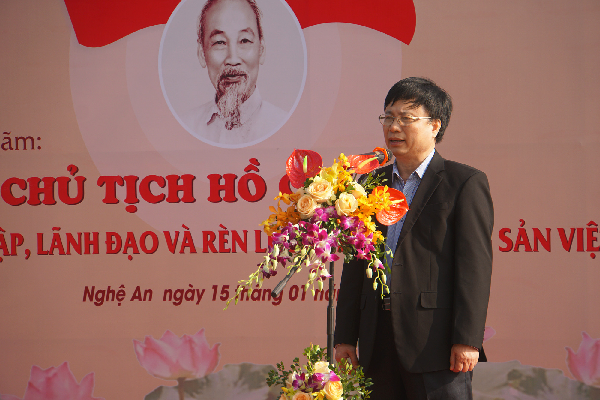 Đồng chí Bùi Đình Long – Ủy viên BCH Tỉnh ủy - Phó chủ tịch UBND tỉnh Nghệ An phát biểu tại triển lãm. Ảnh: Trung Kiên