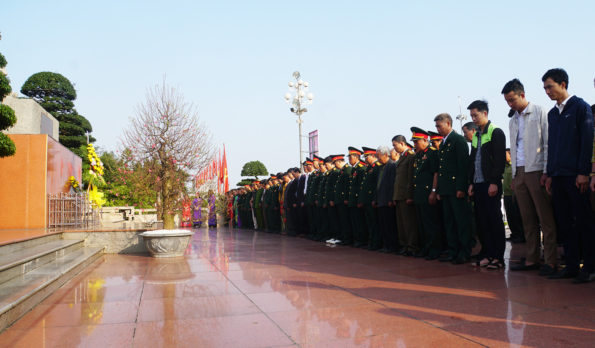 Trước lễ khai mạc, các đại biểu cùng toàn thể thành phần tham dự dâng hoa trước anh linh Chủ tịch Hồ Chí Minh. Ảnh: Trung Kiên