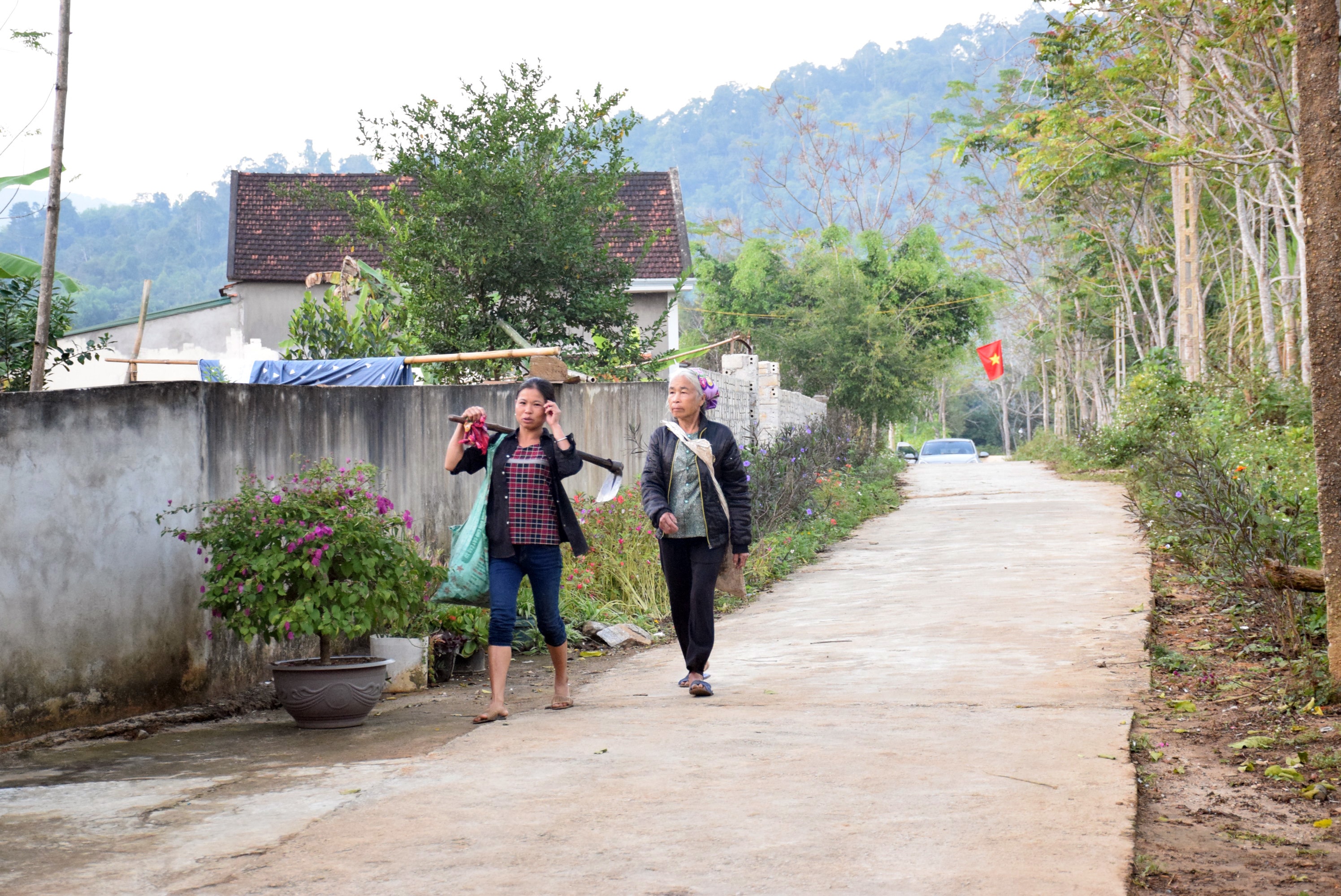 Hệ thống đường giao thông nội thôn, xóm của xã Quế Sơn đã được đổ bê tông. Ảnh: Xuân Hoàng