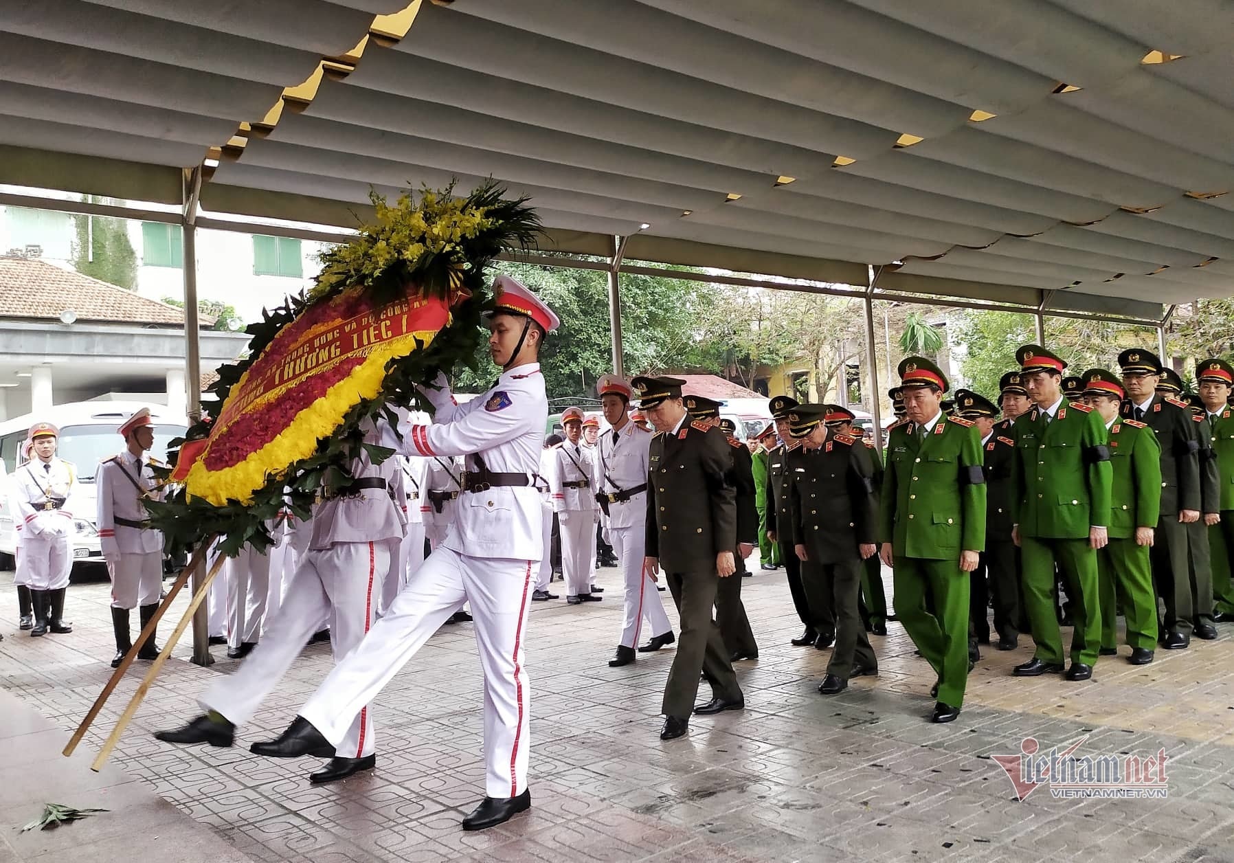 Bộ trưởng Công an Tô Lâm cùng các Thứ trưởng vào viếng. Ảnh: Trần Thường