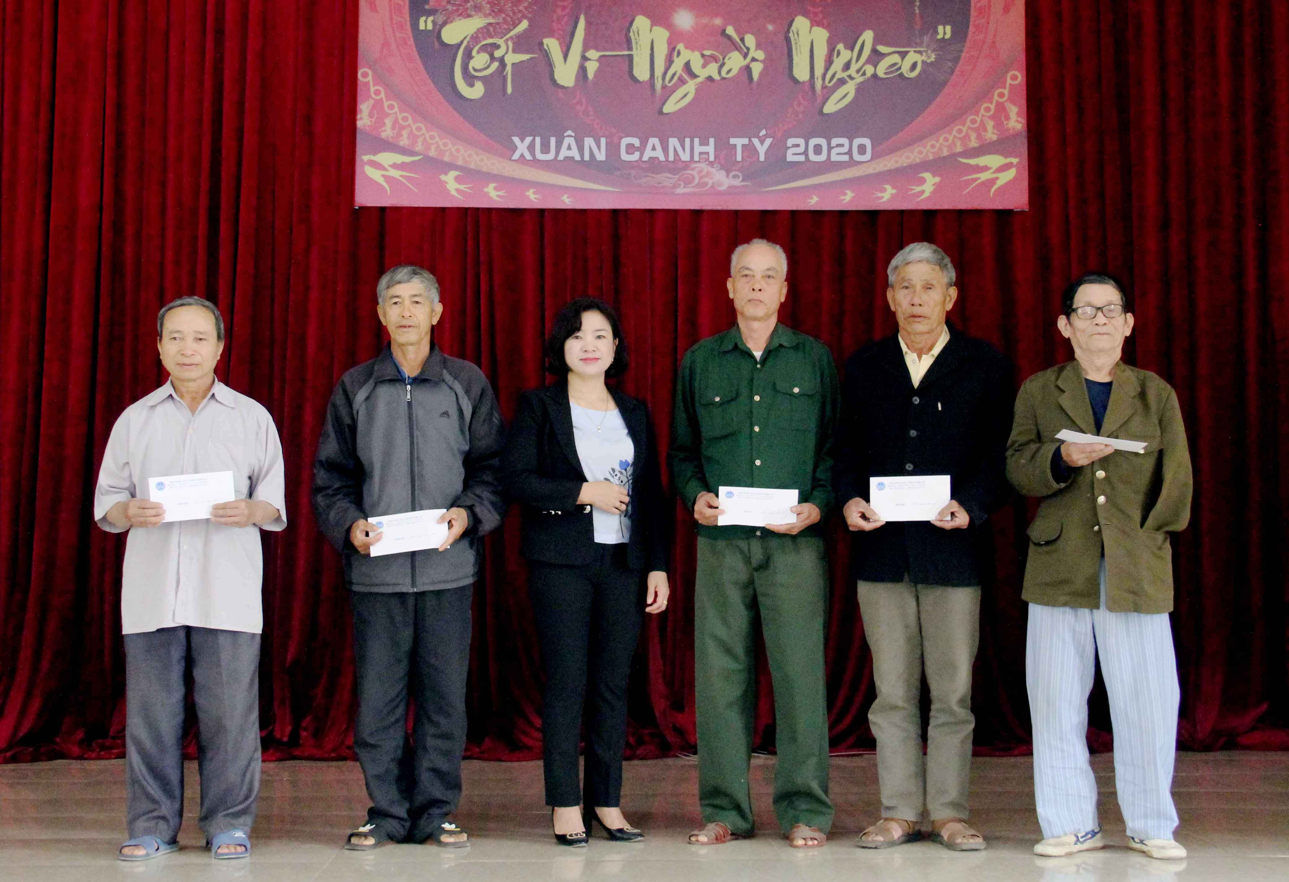 Hội Nông dân tỉnh trao tặng 5 suất quà cho các hộ gia đình chính sách xã Quỳnh Liên, thị xã Hoàng Mai. Ảnh: Minh Dân.