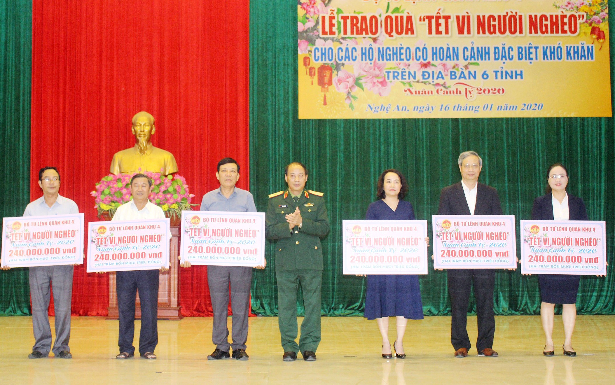 Thiếu tướng Trần Võ Dũng - Bí thư Đảng ủy, Chính ủy Quân khu 4 trao quà của Quân khu cho đại diện Ủy ban Mặt trận Tổ quốc 6 tỉnh. Ảnh: 