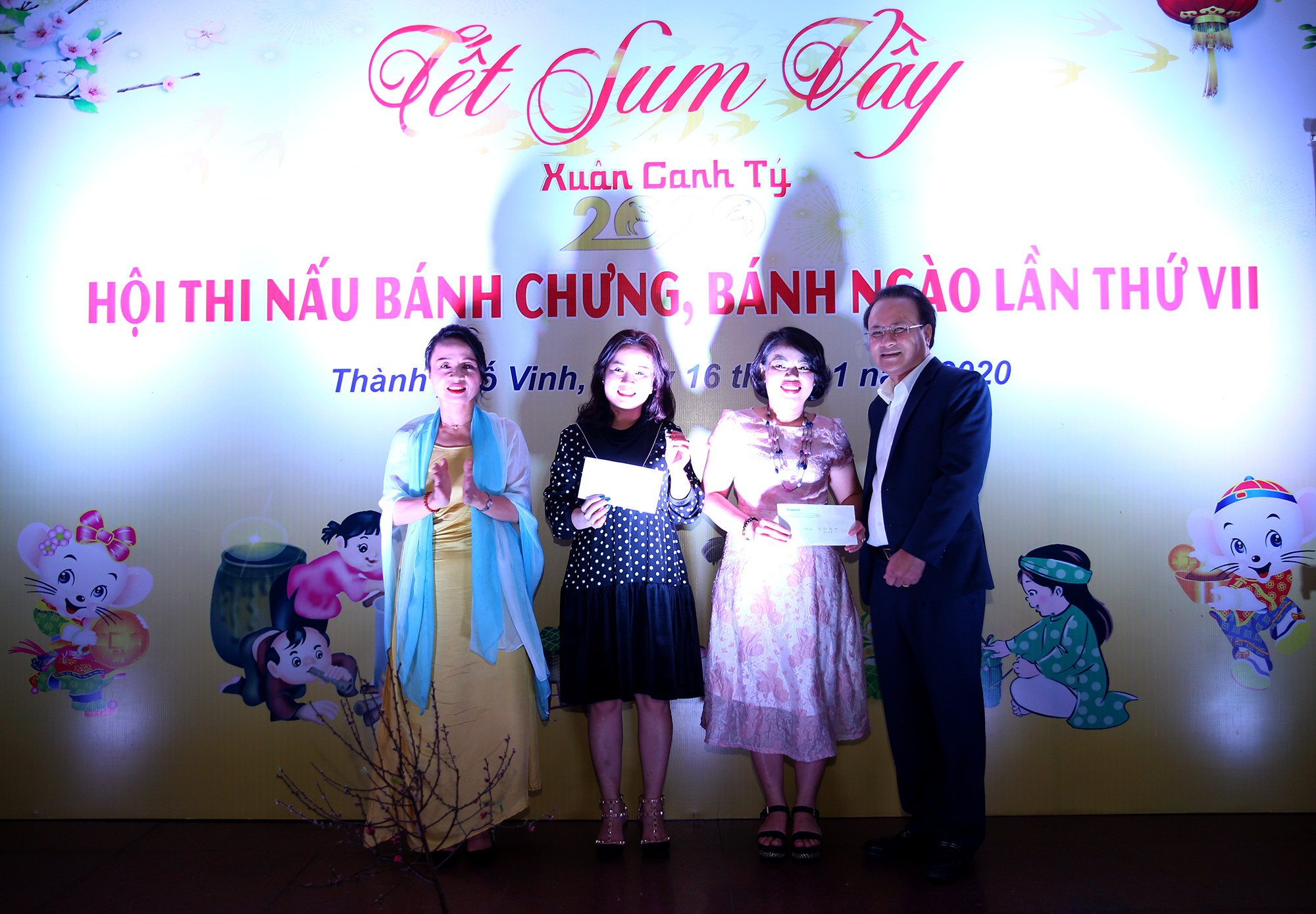 Đồng chí Nguyễn Nam Đình và đồng chí Phạm Thị Hồng Toan trao thưởng cho các đội đạt giải trong phần thi gói bánh chưng, bánh tét. Ảnh: Đức Anh