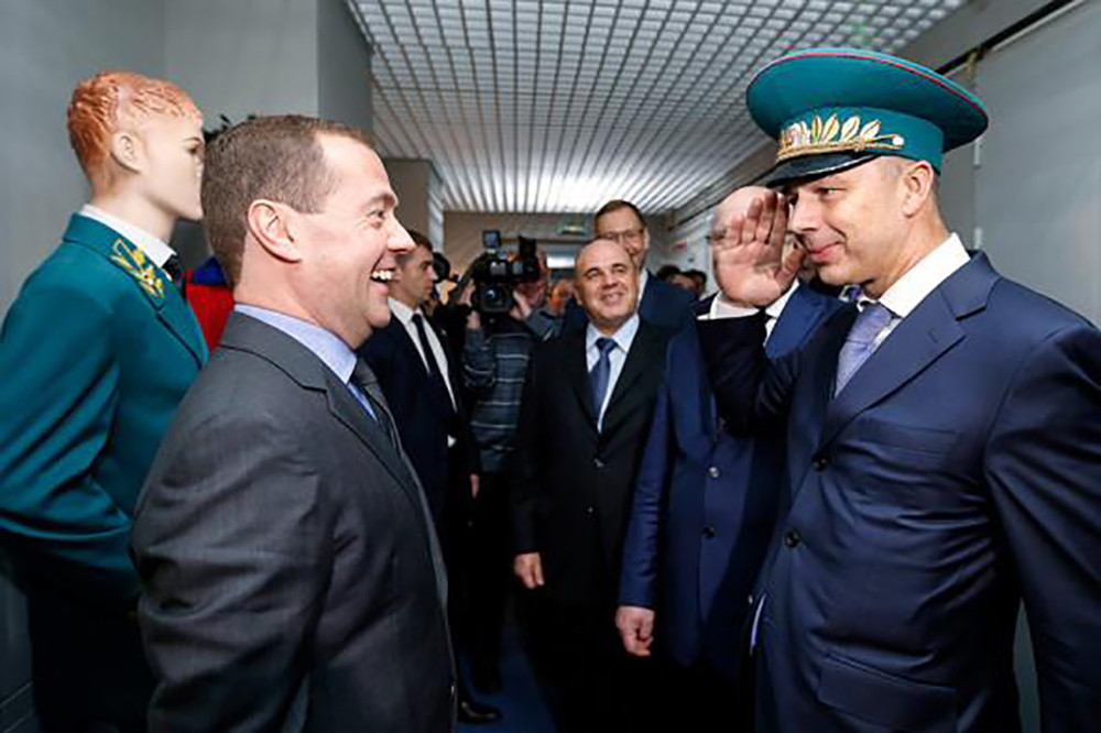 Cựu thủ tướng Dmitry Medvedev, Bộ trưởng Tài chính Anton Siluanov và lãnh đạo Cơ quan Thuế Liên bang Mikhail Mishustin trong chuyến thăm Trung tâm dữ liệu Cơ quan Thuế Liên bang số 1 ở Gorodets, năm 2015. Ảnh: TASS