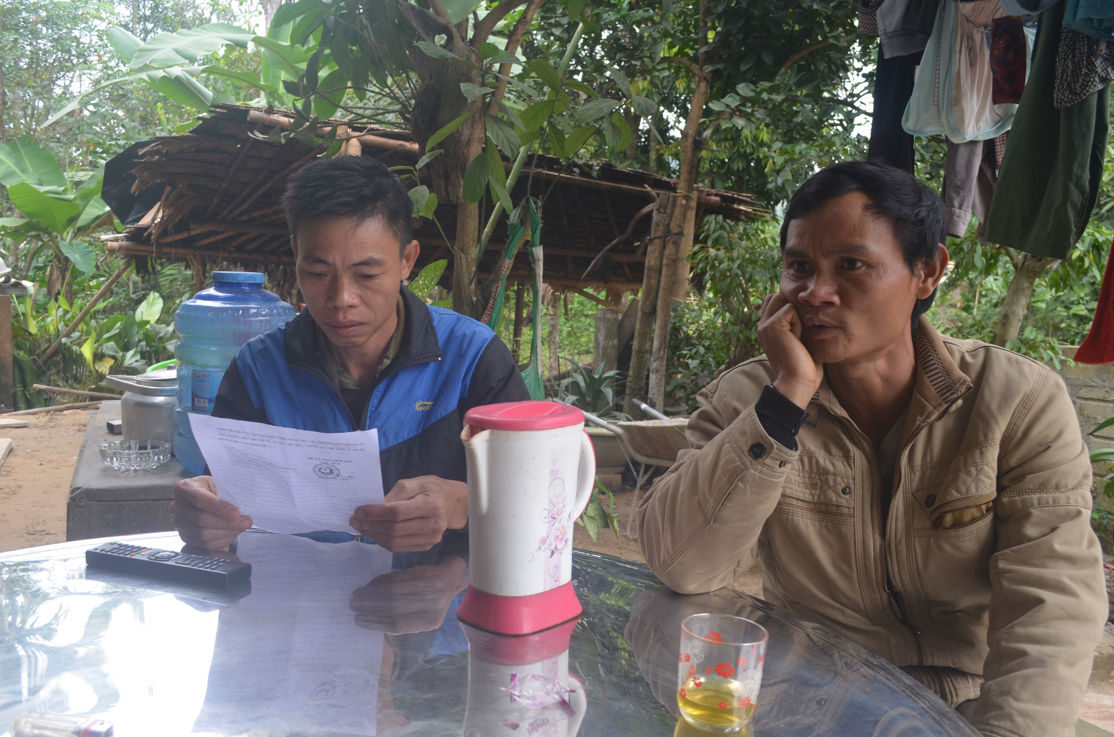 Các anh Lang Văn Hòa, Lữ Xuân Thoại phản ánh tình trạng doanh nghiệp tự ý ngăn một nhánh sông Hiếu với PV. Ảnh: Nhật Lân
