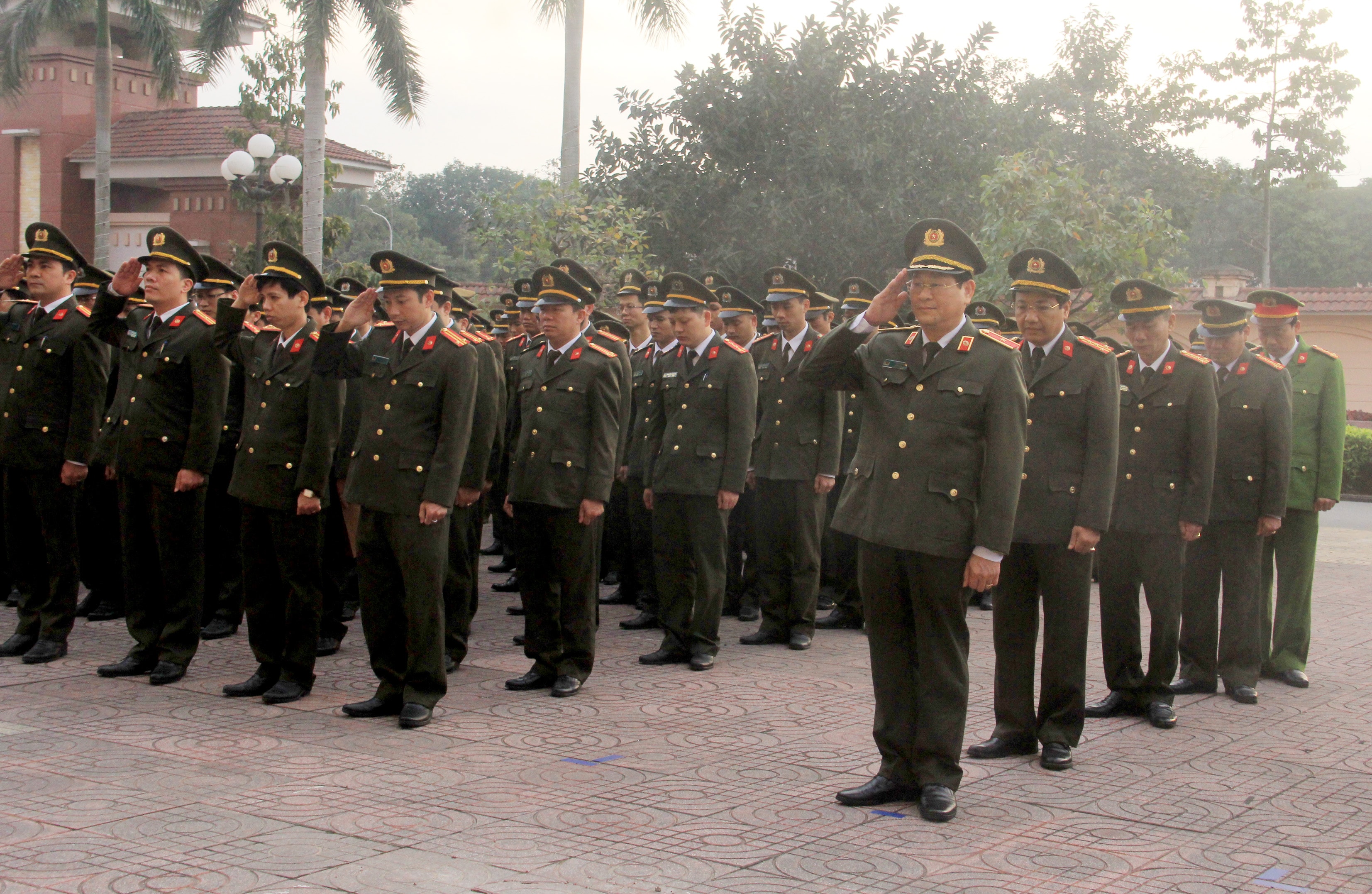 Lực lượng Công an Nghệ An dành phút mặc niệm tưởng nhớ gương anh dũng hi sinh của 3 cán bộ, chiến sỹ CAND trong vụ việc tại xã Đồng Tâm. Ảnh: P.B