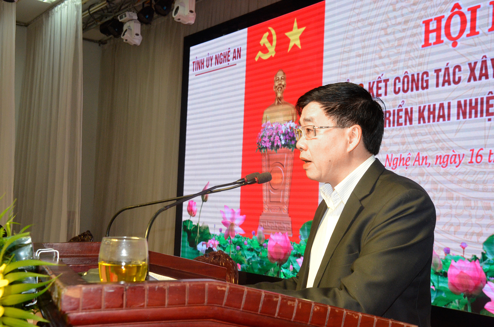 Phó Bí thư Tỉnh ủy Nguyễn Văn Thông báo cáo tổng kết công tác xây dựng Đảng năm 2019, triển khai nhiệm vụ năm 2020. Ảnh: Thanh Lê