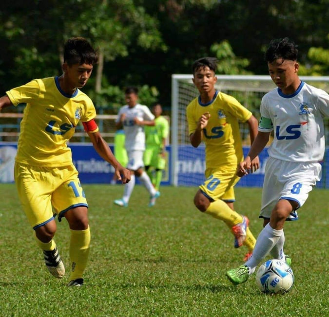 Tiền vệ trung tâm Hồ Xuân Nguyện (số 12) trong màu áo U15 SLNA năm 2017. Ảnh: NVCC