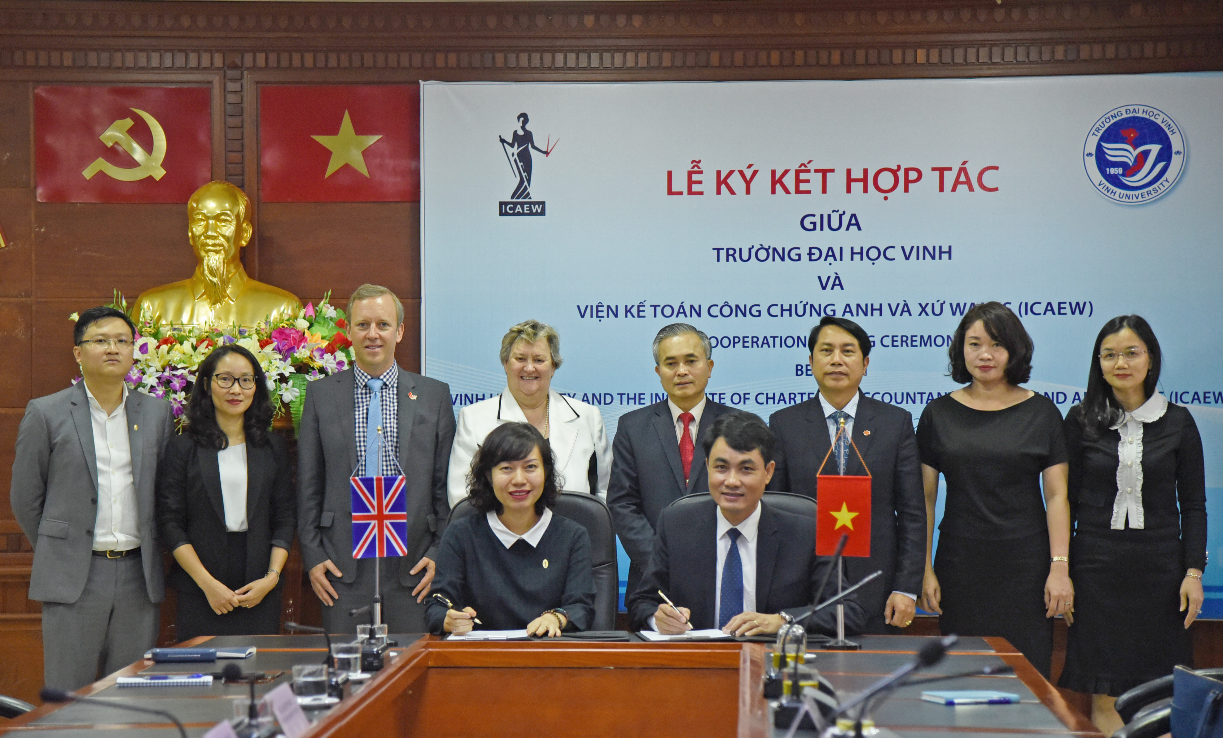 Thứ trưởng Bộ Ngoại giao Anh và lãnh đạo tỉnh Nghệ An chứng kiến ICAEW và trường Đại học Vinh ký kết hợp tác. Ảnh: Thu Giang