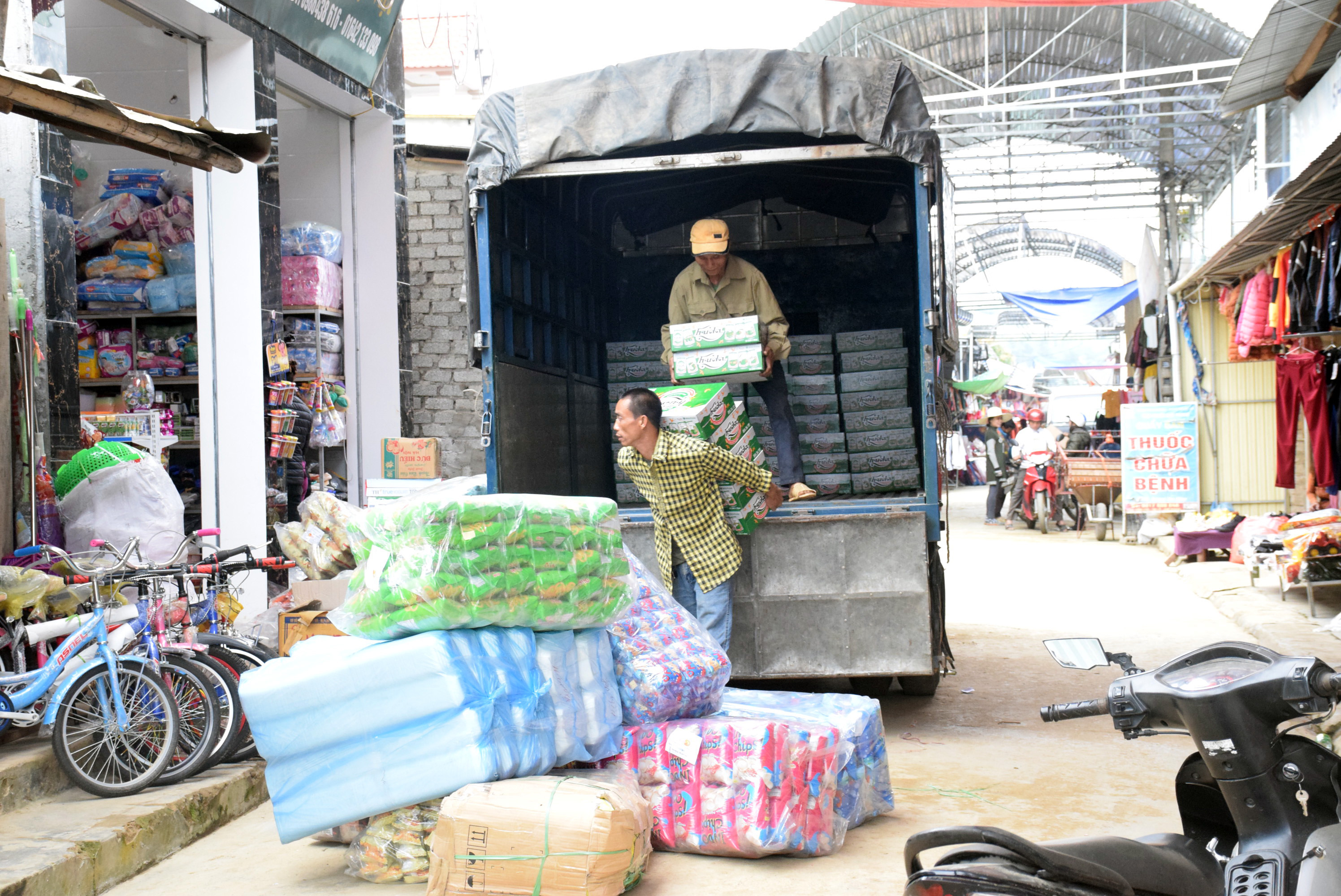 Hàng hóa được tư thương vận chuyển lên chợ biên giới Tri Lễ. Ảnh: Xuân Hoàng