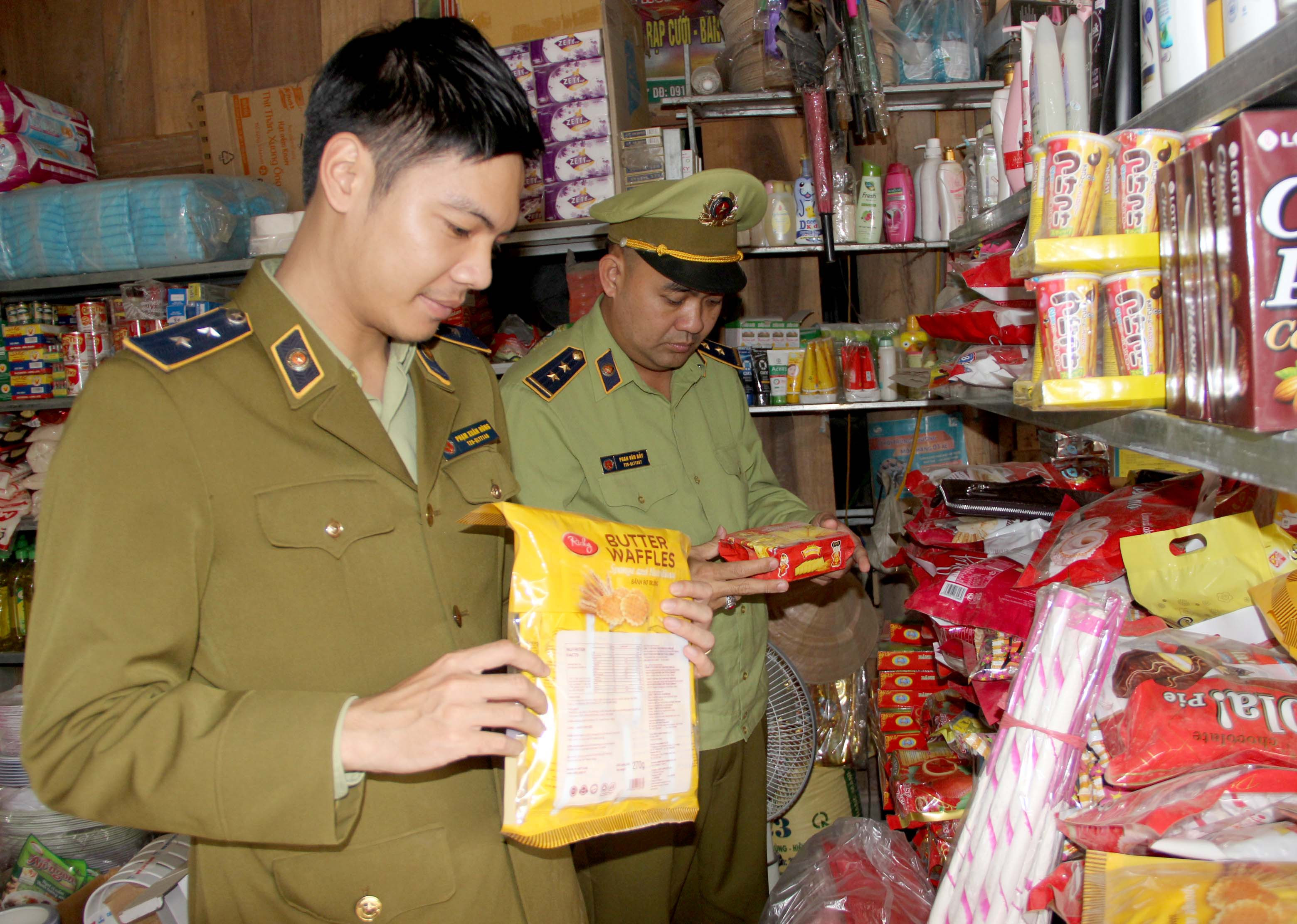 Lực lượng Đội quản lý thị trường số 7, kiểm tra hàng hóa bán tại ky ốt trên địa bản bản Piêng Khu, xã Chiêu Lưu (Kỳ Sơn). Ảnh: Q.An