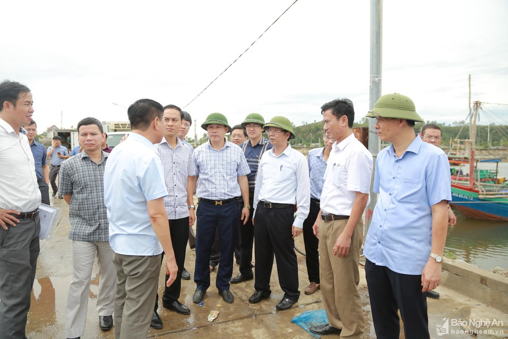 Chủ nhiệm Ủy ban Kiểm tra Tỉnh ủy kiểm tra Dự án xây dựng kè chống sạt lở bờ hữu sông Nam Cấm và nơi neo đậu tàu thuyền phòng tránh thiên tai phường Nghi Tân. 
