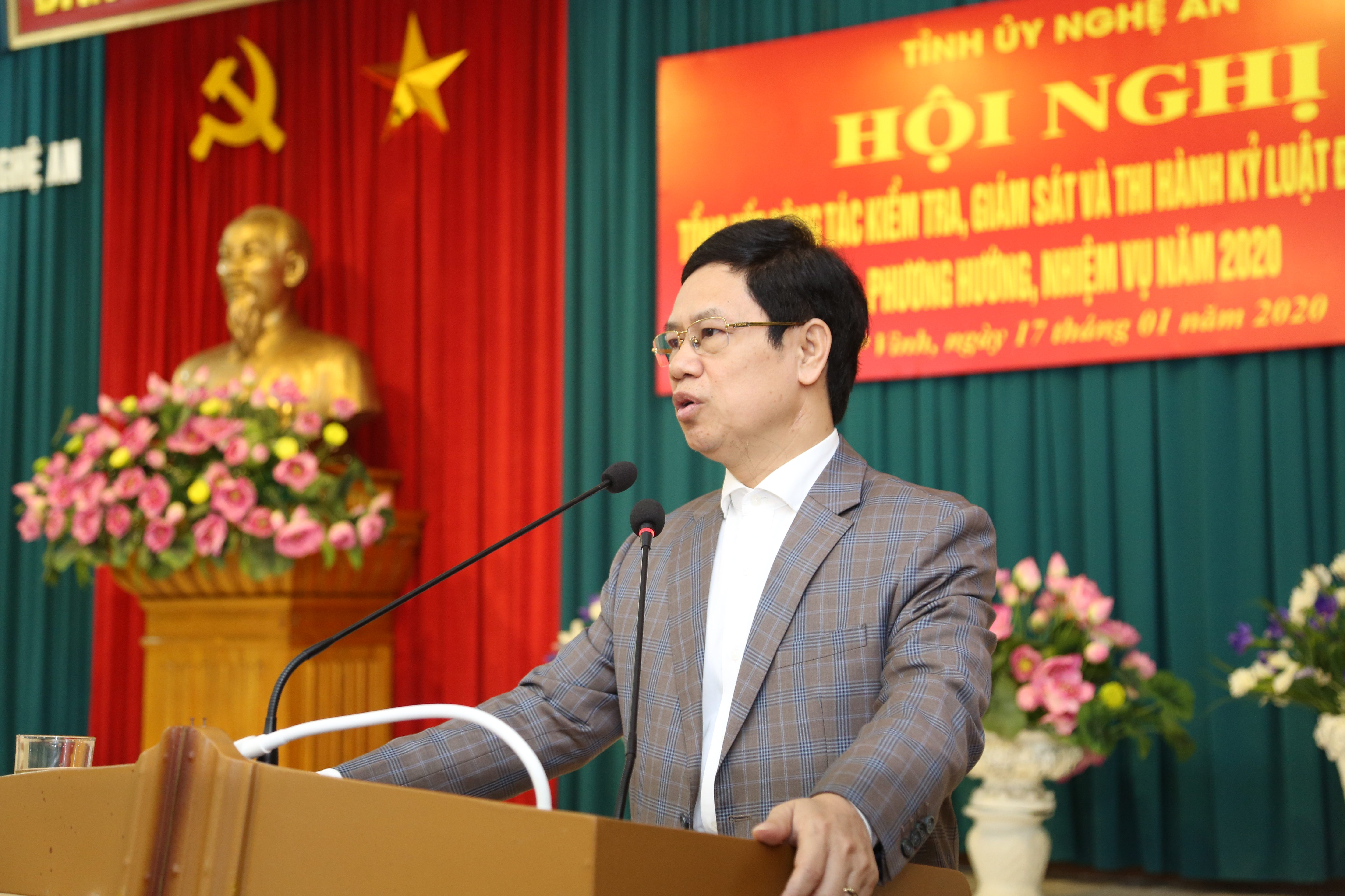 Phó Bí thư Thường trực Tỉnh ủy Nguyễn Xuân Sơn cho rằng công tác kiểm tra cần tiến hành thường xuyên nhằm tránh cán bộ vi phạm