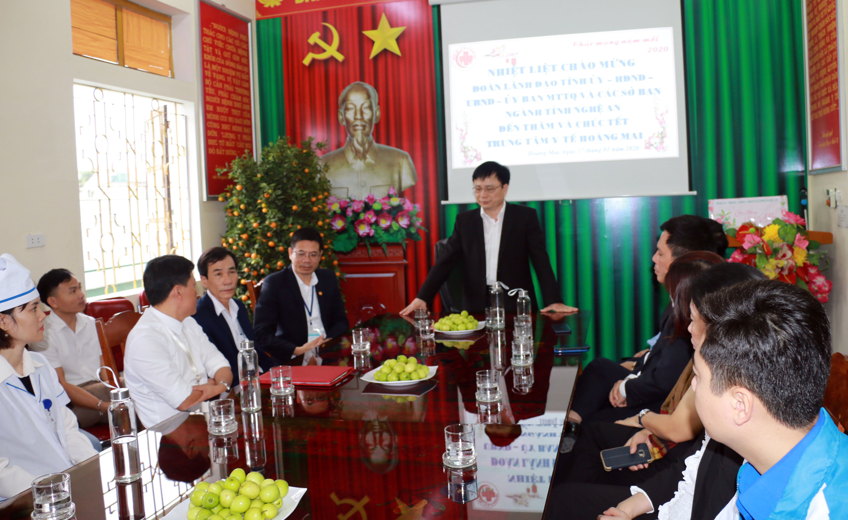 Đồng chí PCT UBND tỉnh nói chuyện với cán bộ nhân viên Trung tâm Y tế thị xã Hoàng Mai. Ảnh: Mỹ Hà