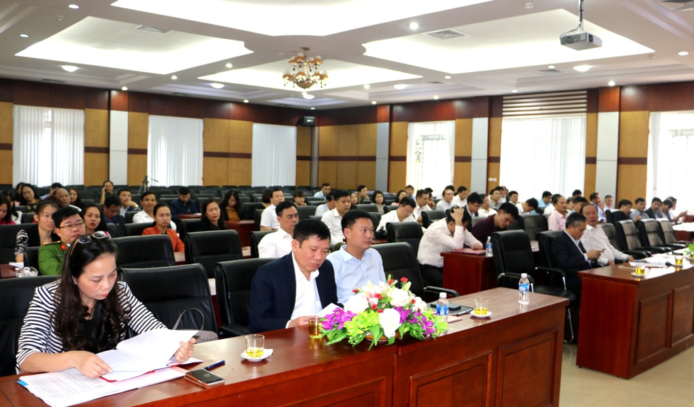 Đại diện Tổng cục thuế, lãnh đạo tỉnh và các sở, ngành liên quan dự hội nghị triển khai nhiệm vụ năm 2020 của Cục thuế Nghệ An. Ảnh: Nguyễn Hải.