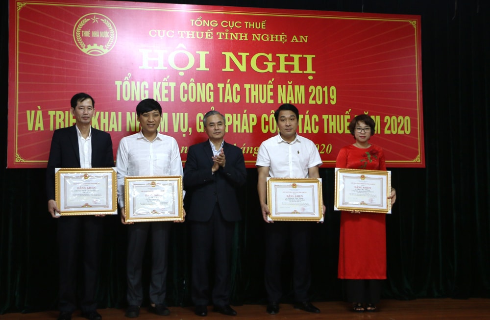 Đồng chí Lê Ngọc Hoa - Phó Chủ tịch UBND trao Bằng khen của Chủ tịch UBND tình cho các công chức của Cục thuế Nghệ An có thành tích xuất sắc trong năm 2019. Ảnh: Nguyễn Hải