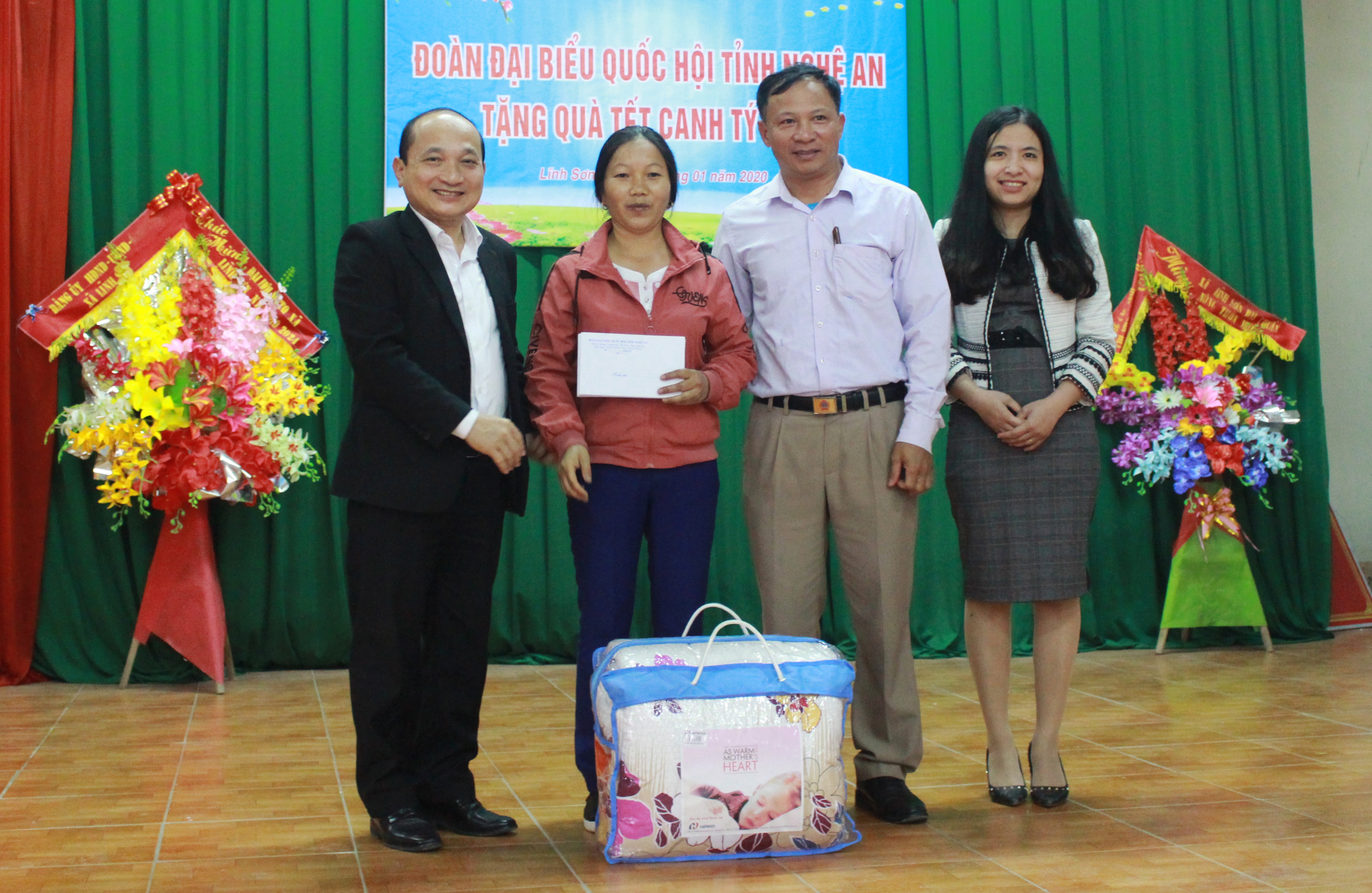 Đại diện xã Cao Sơn nhận quà tết cho người nghèo từ Đoàn công tác. Ảnh: Phương Thúy
