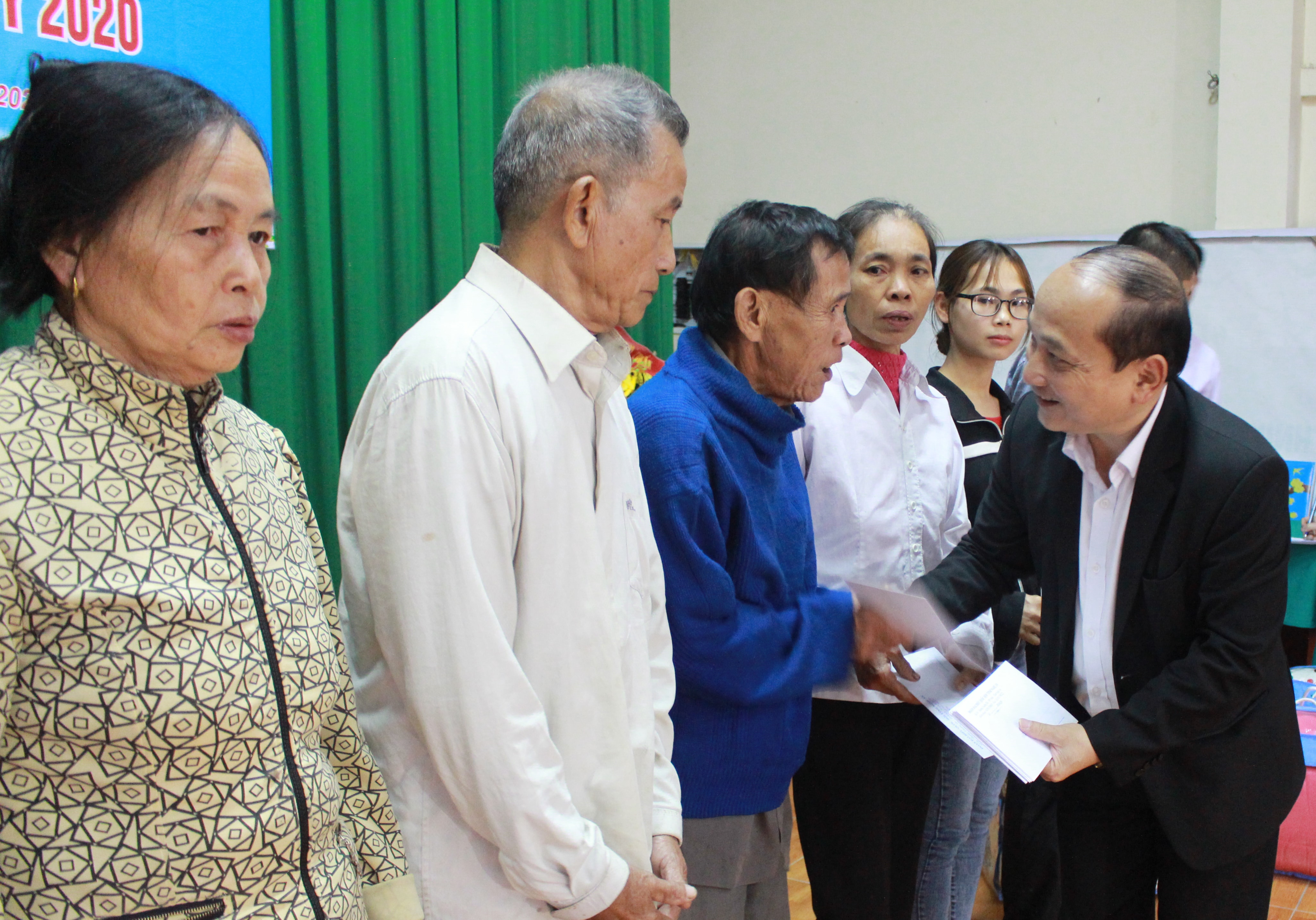 Thay mặt đoàn công tác, Phó Trưởng đoàn đại biểu Quốc hội tỉnh Nguyễn Thanh Hiền ân cần hỏi thăm sức khỏe bà con và tặng quà tết cho các hộ gia đình có hoàn cảnh khó khăn tại xã Lĩnh Sơn. Ảnh: Phương Thúy