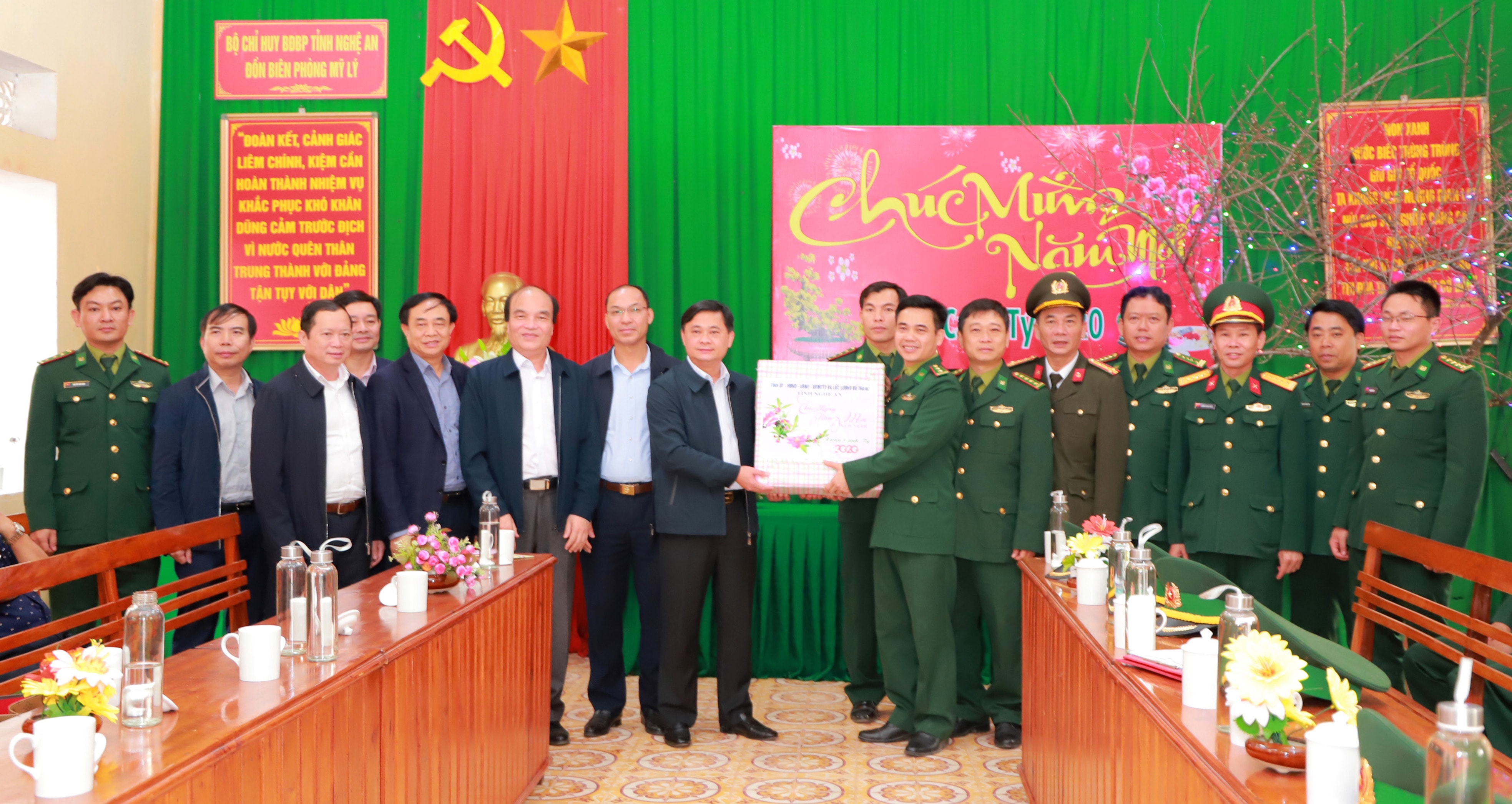 Đoàn công tác của tỉnh tặng quà cho cán bộ, chiến sĩ Đồn Biên phòng Mỹ Lý. Ảnh: Thành Duy 