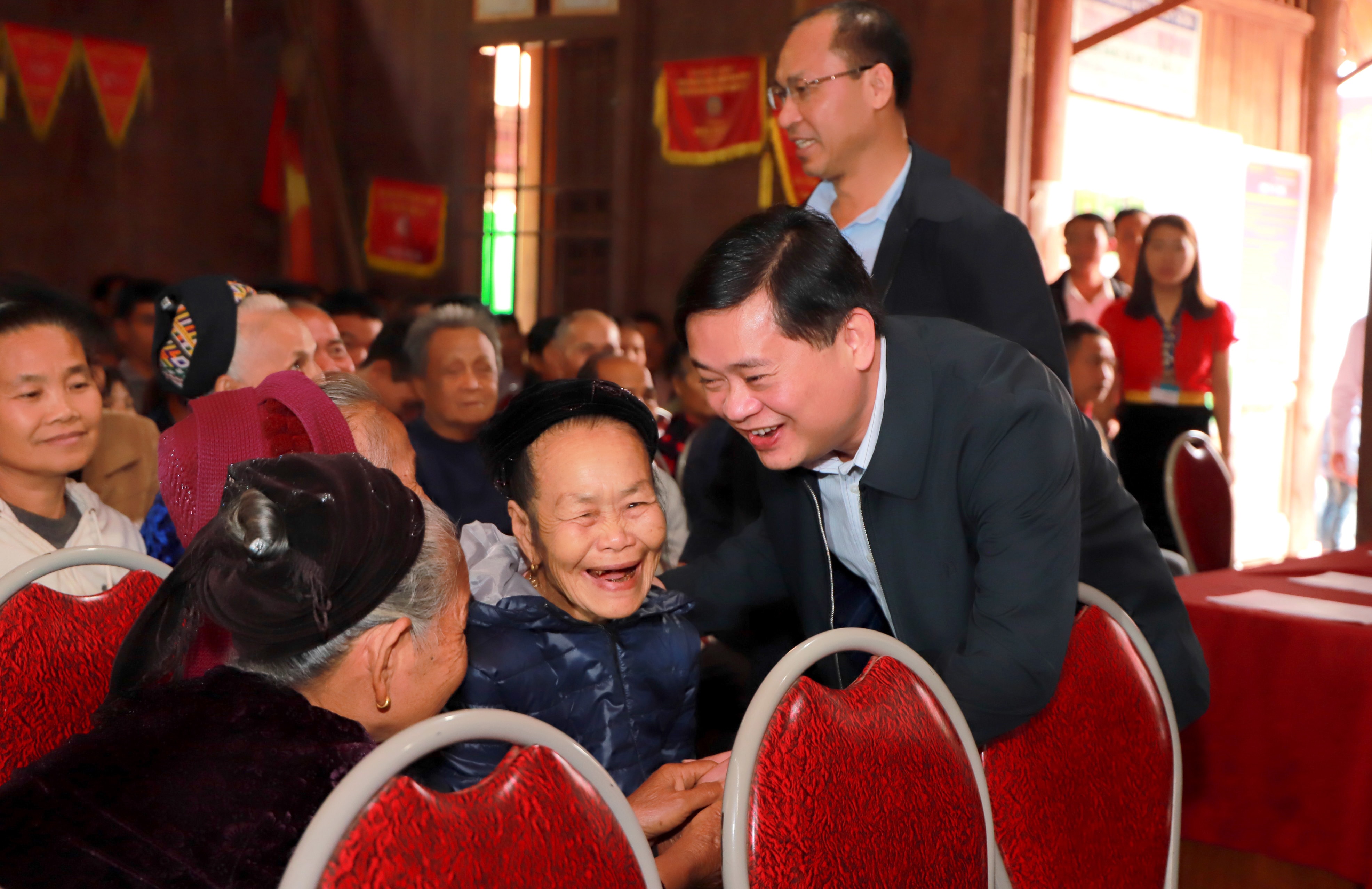 Chủ tịch UBND tỉnh Thái Thanh Quý ân cần thăm hỏi sức khỏe, đời sống bà con nhân dân xã Mỹ Lý. Ảnh: Thành Duy